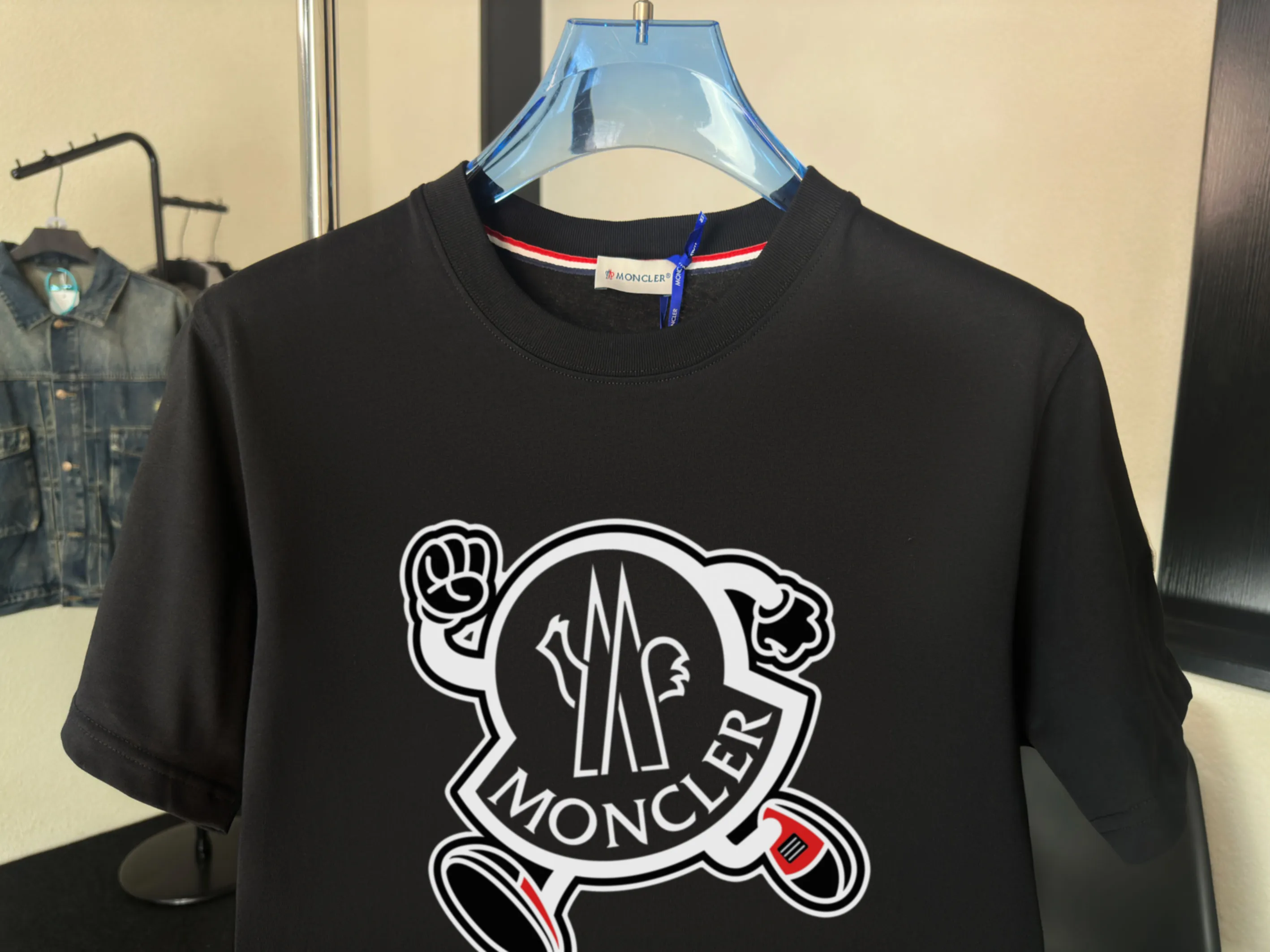 P140 💰Upgraded version "Mobile phone smart sensor ~ NFC chip armband ~ direct access to the official website for anti-counterfeiting" "Moncler ~ Mouth Mouth" 2025 new high-quality round neck short-sleeved T-shirt. The cuffs have imported embroidered labels. Customized dyeing, very comfortable to touch. Super versatile and good-looking short-sleeved. Complete with three labels. Non-market ordinary version. Feel free to compare. Quality is absolutely guaranteed! ‼ First of all, this original fabric is all custom-woven with 32-count double yarn fabric, 250G, and the weight is the same‼ Fine workmanship, double waistcoat method, double waistcoat method, double waistcoat method makes the whole dress more three-dimensional, which is not a craft that ordinary T-shirts can achieve🤪 Size: S-M-L-XL-2XL Color: black, white, apricot, same style for men and women