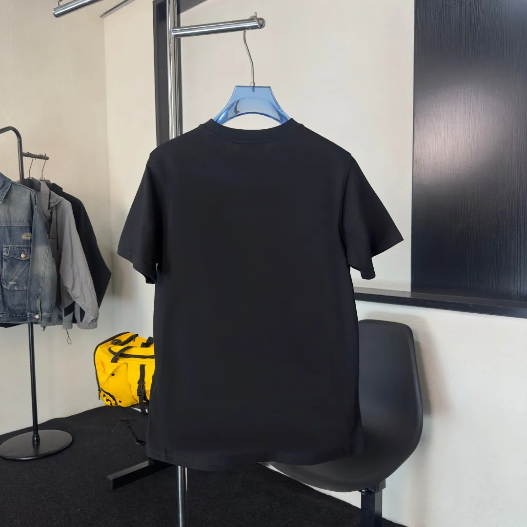 P140 💰Upgraded version "Mobile phone smart sensor ~ NFC chip armband ~ direct access to the official website for anti-counterfeiting" "Moncler ~ Mouth Mouth" 2025 new high-quality round neck short-sleeved T-shirt. The cuffs have imported embroidered labels. Customized dyeing, very comfortable to touch. Super versatile and good-looking short-sleeved. Complete with three labels. Non-market ordinary version. Feel free to compare. Quality is absolutely guaranteed! ‼ First of all, this original fabric is all custom-woven with 32-count double yarn fabric, 250G, and the weight is the same‼ Fine workmanship, double waistcoat method, double waistcoat method, double waistcoat method makes the whole dress more three-dimensional, which is not a craft that ordinary T-shirts can achieve🤪 Size: S-M-L-XL-2XL Color: black, white, apricot, same style for men and women