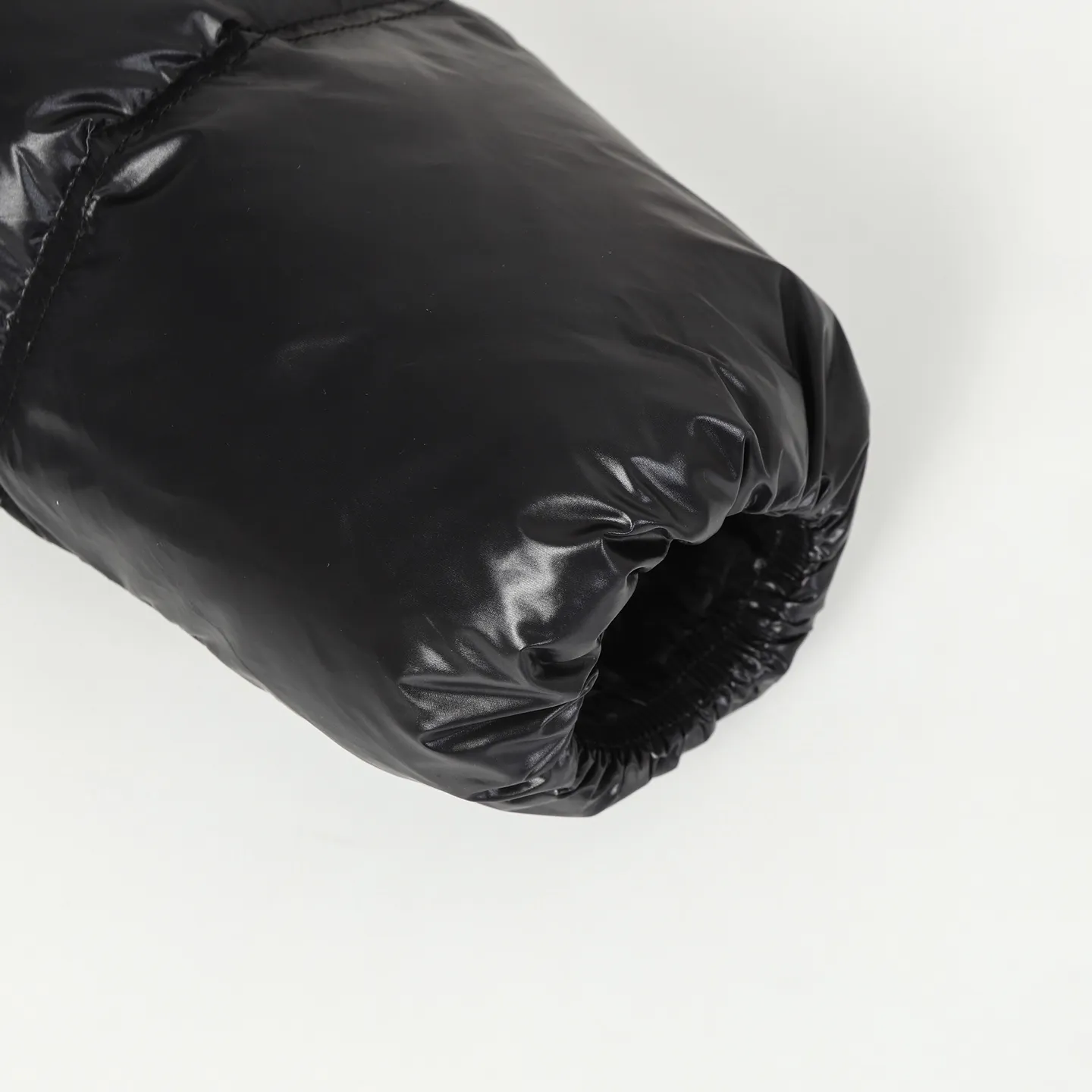 P920 Moncler/Meng Mouth Women's Square Quilted Hooded Short Down Jacket Fabric selection: Selected high-density super laqué nylon fabric, matched with lightweight down filling, and nylon lining design, which ensures excellent thermal performance while showing an avant-garde urban style.  Craftsmanship and details: The short silhouette is paired with innovative super laqué nylon fabric, which presents a unique glossy texture and perfectly blends functionality and fashion. Breakthrough asymmetrical tailoring, with double-button closure system. Three-dimensional geometric quilting technology, creating visual hierarchy through differentiated quilting sizes on the body and sleeves. Detachable and adjustable hood design to meet various dressing needs. Double closure system (zipper + snap button) ensures windproof and warm. Multifunctional storage space: zipper security pocket + snap-button chest pocket. Drawstring hem design, the tightness can be adjusted freely. 90 national standard high-quality white duck down: Selected high-loft down, weighing 210g, light and warm, with excellent temperature locking performance and good resilience.  Accessories: Customized armband Customized snap button Customized zipper puller Color: black/beige/green SIZE: 1/2/3/4