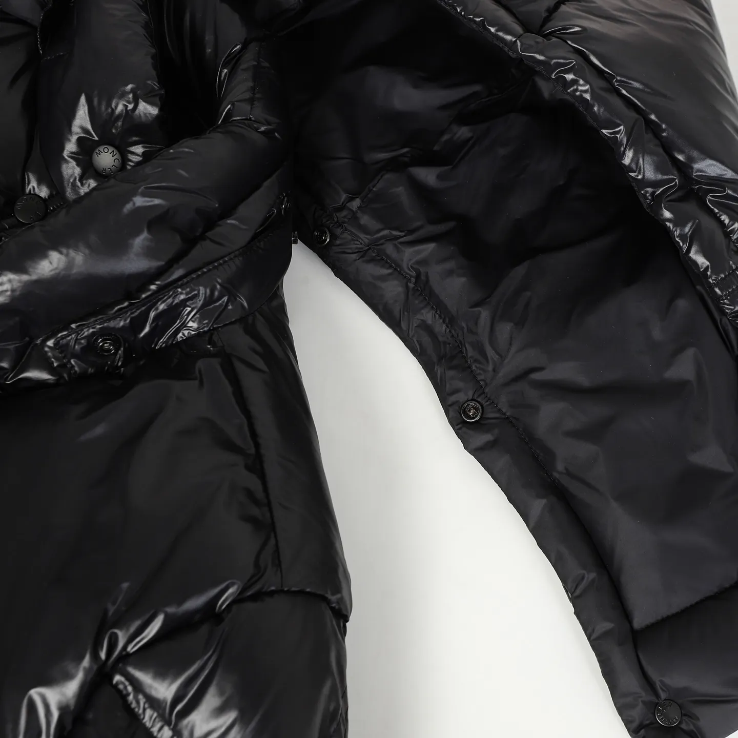 P920 Moncler/Meng Mouth Women's Square Quilted Hooded Short Down Jacket Fabric selection: Selected high-density super laqué nylon fabric, matched with lightweight down filling, and nylon lining design, which ensures excellent thermal performance while showing an avant-garde urban style.  Craftsmanship and details: The short silhouette is paired with innovative super laqué nylon fabric, which presents a unique glossy texture and perfectly blends functionality and fashion. Breakthrough asymmetrical tailoring, with double-button closure system. Three-dimensional geometric quilting technology, creating visual hierarchy through differentiated quilting sizes on the body and sleeves. Detachable and adjustable hood design to meet various dressing needs. Double closure system (zipper + snap button) ensures windproof and warm. Multifunctional storage space: zipper security pocket + snap-button chest pocket. Drawstring hem design, the tightness can be adjusted freely. 90 national standard high-quality white duck down: Selected high-loft down, weighing 210g, light and warm, with excellent temperature locking performance and good resilience.  Accessories: Customized armband Customized snap button Customized zipper puller Color: black/beige/green SIZE: 1/2/3/4
