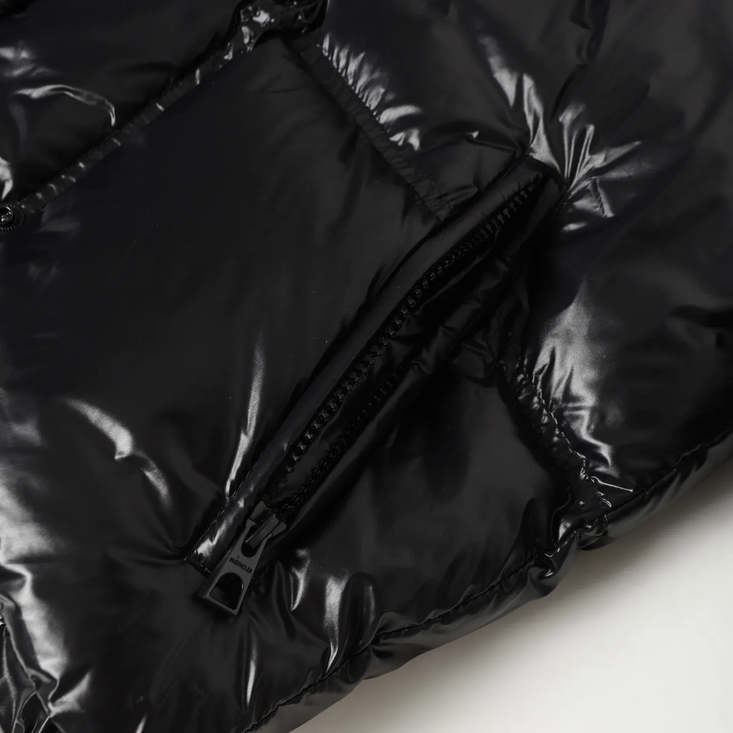 P920 Moncler/Meng Mouth Women's Square Quilted Hooded Short Down Jacket Fabric selection: Selected high-density super laqué nylon fabric, matched with lightweight down filling, and nylon lining design, which ensures excellent thermal performance while showing an avant-garde urban style.  Craftsmanship and details: The short silhouette is paired with innovative super laqué nylon fabric, which presents a unique glossy texture and perfectly blends functionality and fashion. Breakthrough asymmetrical tailoring, with double-button closure system. Three-dimensional geometric quilting technology, creating visual hierarchy through differentiated quilting sizes on the body and sleeves. Detachable and adjustable hood design to meet various dressing needs. Double closure system (zipper + snap button) ensures windproof and warm. Multifunctional storage space: zipper security pocket + snap-button chest pocket. Drawstring hem design, the tightness can be adjusted freely. 90 national standard high-quality white duck down: Selected high-loft down, weighing 210g, light and warm, with excellent temperature locking performance and good resilience.  Accessories: Customized armband Customized snap button Customized zipper puller Color: black/beige/green SIZE: 1/2/3/4