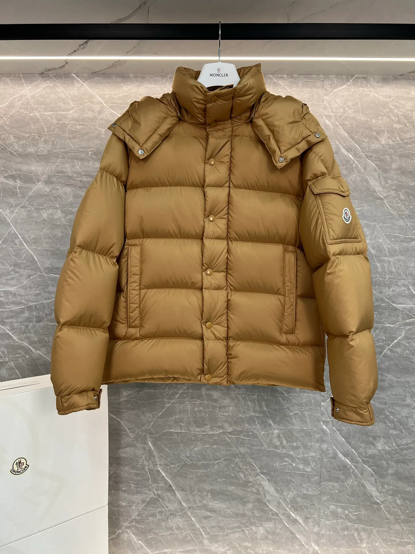 P780 Hot Sale ⬆️Moncler [New Product] Maya Women's 90 White Duck Down Winter Down Jacket Jacket. ❗️❗️❗️❗️❗️ The iconic Moncler down jacket is highly recognizable.  The Moncler Maya cropped down jacket is refreshed in a new colorway. Made from matte fabric and featuring signature checkered quilting, it reflects the essence of the Moncler brand. The style features a sharp silhouette with a detachable hood and adjustable hem in a timeless design suitable for every season and trend. The sleeves feature classic patch pockets. Details •Made from polyester fabric •Polyester lining •Down filling •Removable and adjustable hood •Zip closure with snap fastening at front windshield •Zippered pockets •Adjustable cuffs •Elastic drawstring hem Size : 1-2-3-4-5