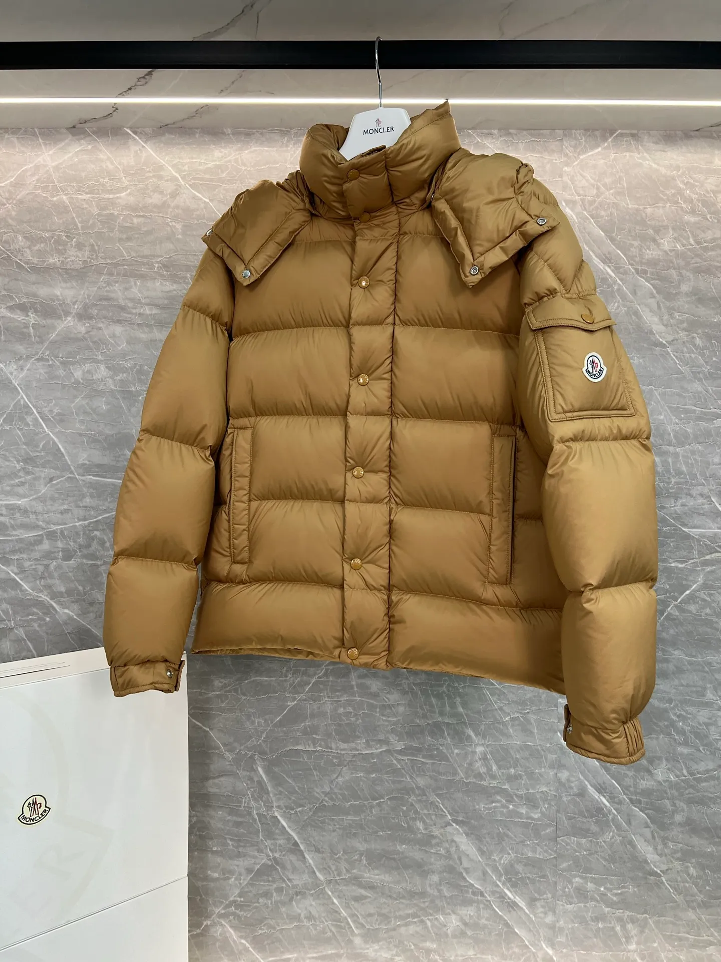 P780 Hot Sale ⬆️Moncler [New Product] Maya Women's 90 White Duck Down Winter Down Jacket Jacket. ❗️❗️❗️❗️❗️ The iconic Moncler down jacket is highly recognizable.  The Moncler Maya cropped down jacket is refreshed in a new colorway. Made from matte fabric and featuring signature checkered quilting, it reflects the essence of the Moncler brand. The style features a sharp silhouette with a detachable hood and adjustable hem in a timeless design suitable for every season and trend. The sleeves feature classic patch pockets. Details •Made from polyester fabric •Polyester lining •Down filling •Removable and adjustable hood •Zip closure with snap fastening at front windshield •Zippered pockets •Adjustable cuffs •Elastic drawstring hem Size : 1-2-3-4-5