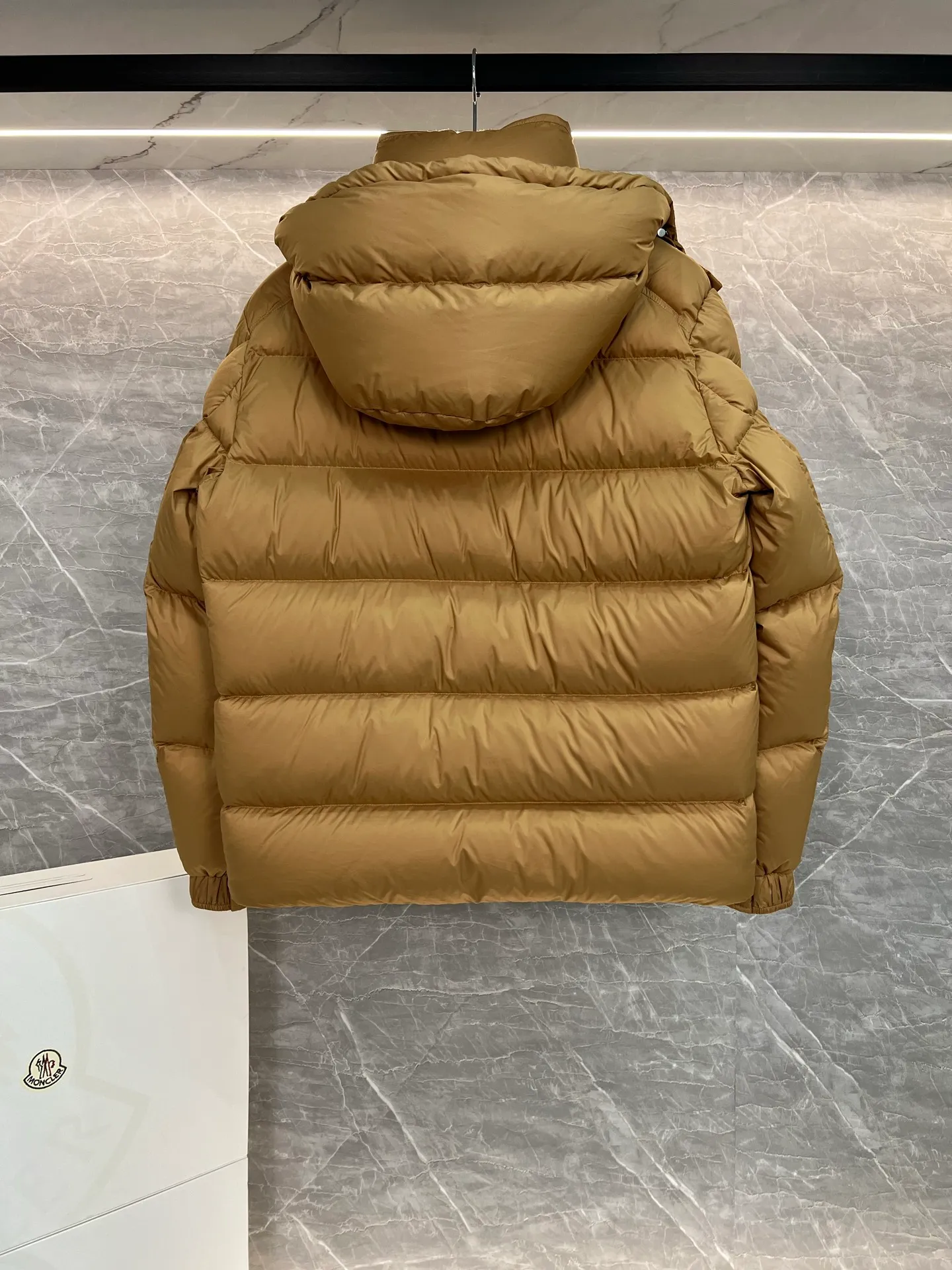 P780 Hot Sale ⬆️Moncler [New Product] Maya Women's 90 White Duck Down Winter Down Jacket Jacket. ❗️❗️❗️❗️❗️ The iconic Moncler down jacket is highly recognizable.  The Moncler Maya cropped down jacket is refreshed in a new colorway. Made from matte fabric and featuring signature checkered quilting, it reflects the essence of the Moncler brand. The style features a sharp silhouette with a detachable hood and adjustable hem in a timeless design suitable for every season and trend. The sleeves feature classic patch pockets. Details •Made from polyester fabric •Polyester lining •Down filling •Removable and adjustable hood •Zip closure with snap fastening at front windshield •Zippered pockets •Adjustable cuffs •Elastic drawstring hem Size : 1-2-3-4-5
