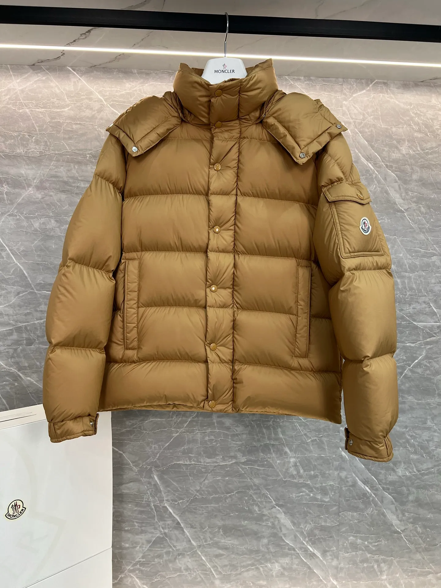 P780 Hot Sale ⬆️Moncler [New Product] Maya Women's 90 White Duck Down Winter Down Jacket Jacket. ❗️❗️❗️❗️❗️ The iconic Moncler down jacket is highly recognizable.  The Moncler Maya cropped down jacket is refreshed in a new colorway. Made from matte fabric and featuring signature checkered quilting, it reflects the essence of the Moncler brand. The style features a sharp silhouette with a detachable hood and adjustable hem in a timeless design suitable for every season and trend. The sleeves feature classic patch pockets. Details •Made from polyester fabric •Polyester lining •Down filling •Removable and adjustable hood •Zip closure with snap fastening at front windshield •Zippered pockets •Adjustable cuffs •Elastic drawstring hem Size : 1-2-3-4-5
