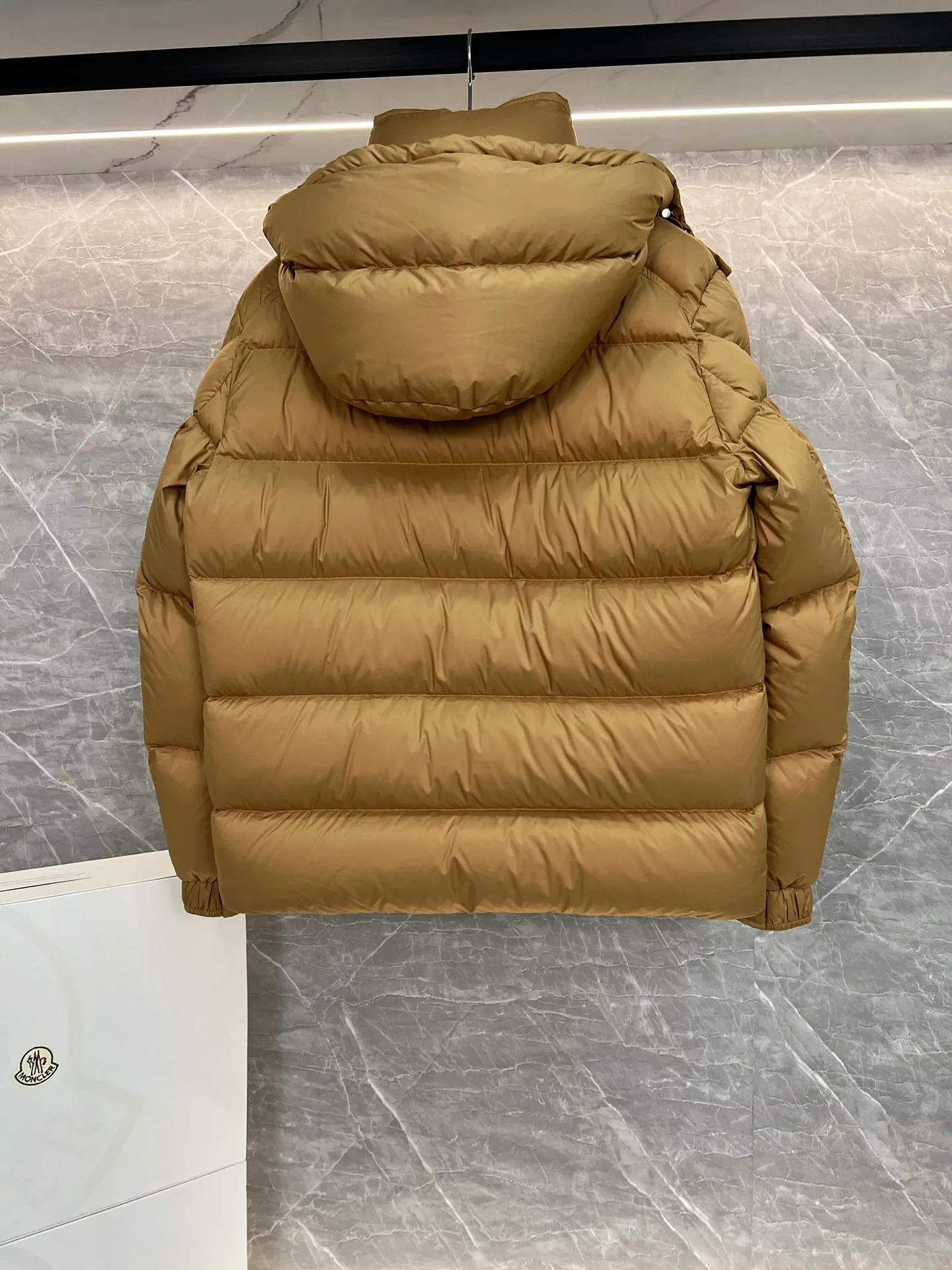 P780 Hot Sale ⬆️Moncler [New Product] Maya Women's 90 White Duck Down Winter Down Jacket Jacket. ❗️❗️❗️❗️❗️ The iconic Moncler down jacket is highly recognizable.  The Moncler Maya cropped down jacket is refreshed in a new colorway. Made from matte fabric and featuring signature checkered quilting, it reflects the essence of the Moncler brand. The style features a sharp silhouette with a detachable hood and adjustable hem in a timeless design suitable for every season and trend. The sleeves feature classic patch pockets. Details •Made from polyester fabric •Polyester lining •Down filling •Removable and adjustable hood •Zip closure with snap fastening at front windshield •Zippered pockets •Adjustable cuffs •Elastic drawstring hem Size : 1-2-3-4-5