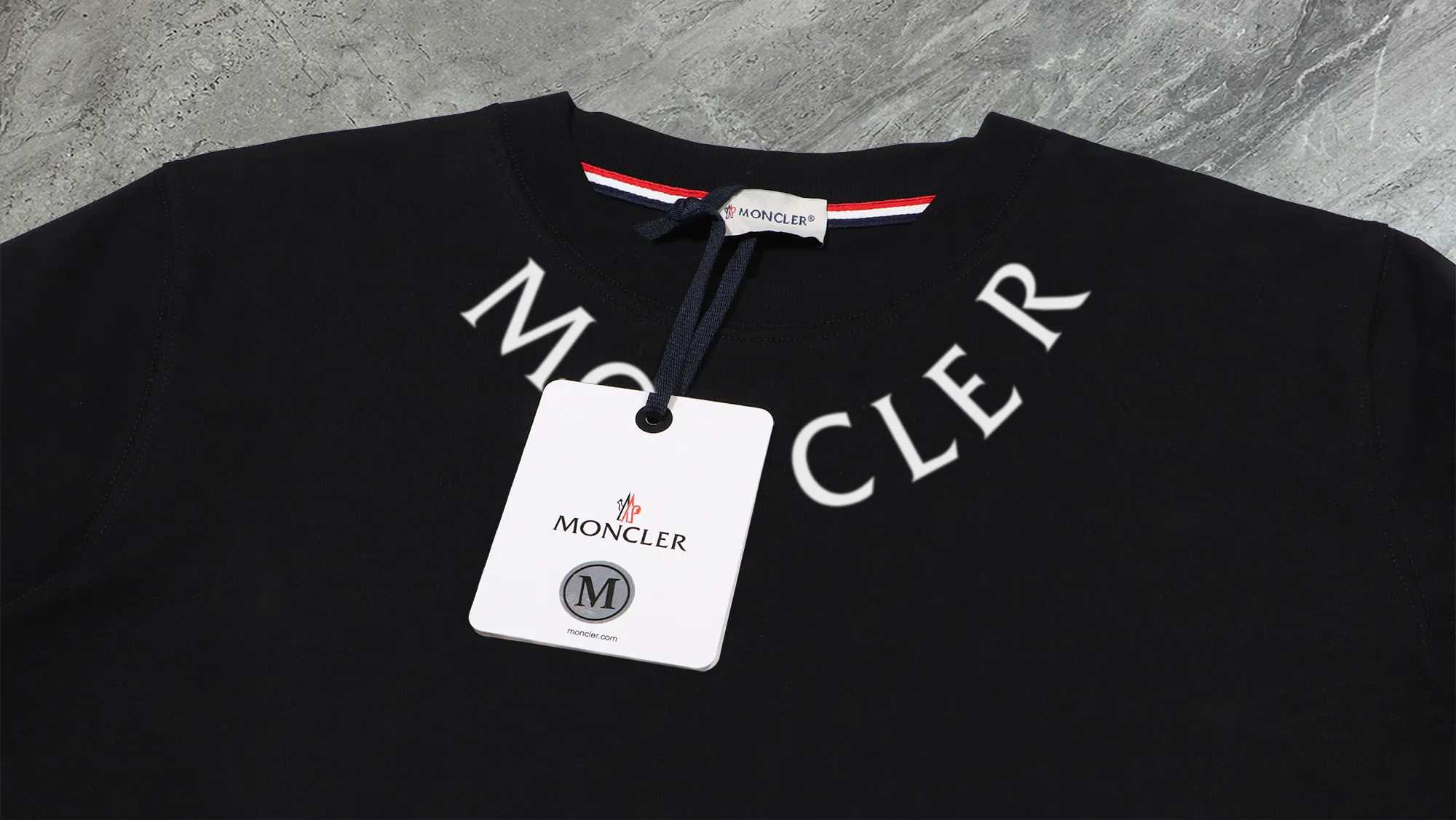 P210 High-version sweatshirt) [Long-term stock] 〖𝐌𝐎𝐍𝐂𝐋𝐄𝐑~Mask〗 Made of 440g heavy-weight fabric. It is different from the market currency. It can be matched with any variety and is properly handsome. 😎The whole dress is made of double waistcoats. The double waistcoats make the whole dress more three-dimensional. Not ordinary factories can do such fine work. 2025 Spring runway version of the T stage, on sale at the counter, round neck terry sweatshirt, high-end double-strand pure cotton, custom-made stretch ribs, dyed in the same vat, complete with three standards, matched with exquisite embroidered LOGO on the chest, simple and advanced, same style for men and women. Color: black, apricot, white, size: S M L XL 2XL