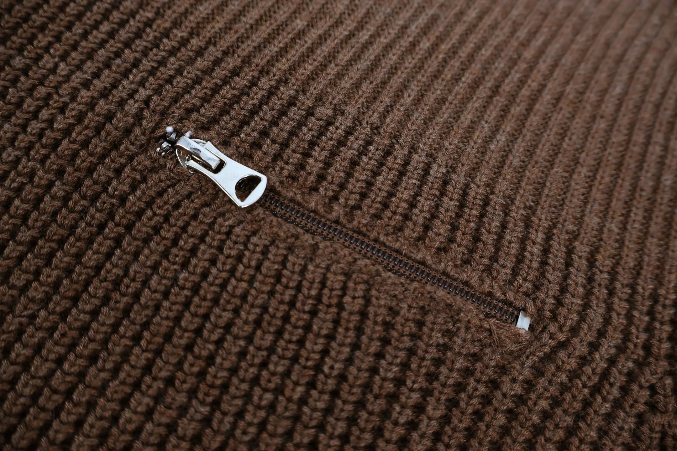 P470 Moncler chest pocket knitted sweater (brown) is made of customized double-ply wool blend fabric, which is comfortable on the skin and full of texture. Custom-woven and dyed yarn, the color is 100% consistent. The entire piece is knitted using an imported silver flute 7-needle knitting machine with perfect details. The Zhangzi logo adopts customized Tajima 10,000-needle embroidery technology, which is extremely precise and full of three-dimensional effect. The entire set of excipients is independently developed, and every small detail is perfectly presented. (Ps: It is generally not recommended to machine wash materials containing wool. If machine washed, it is recommended to use a laundry bag to extend the service life of the clothes~) Size: S-M-L