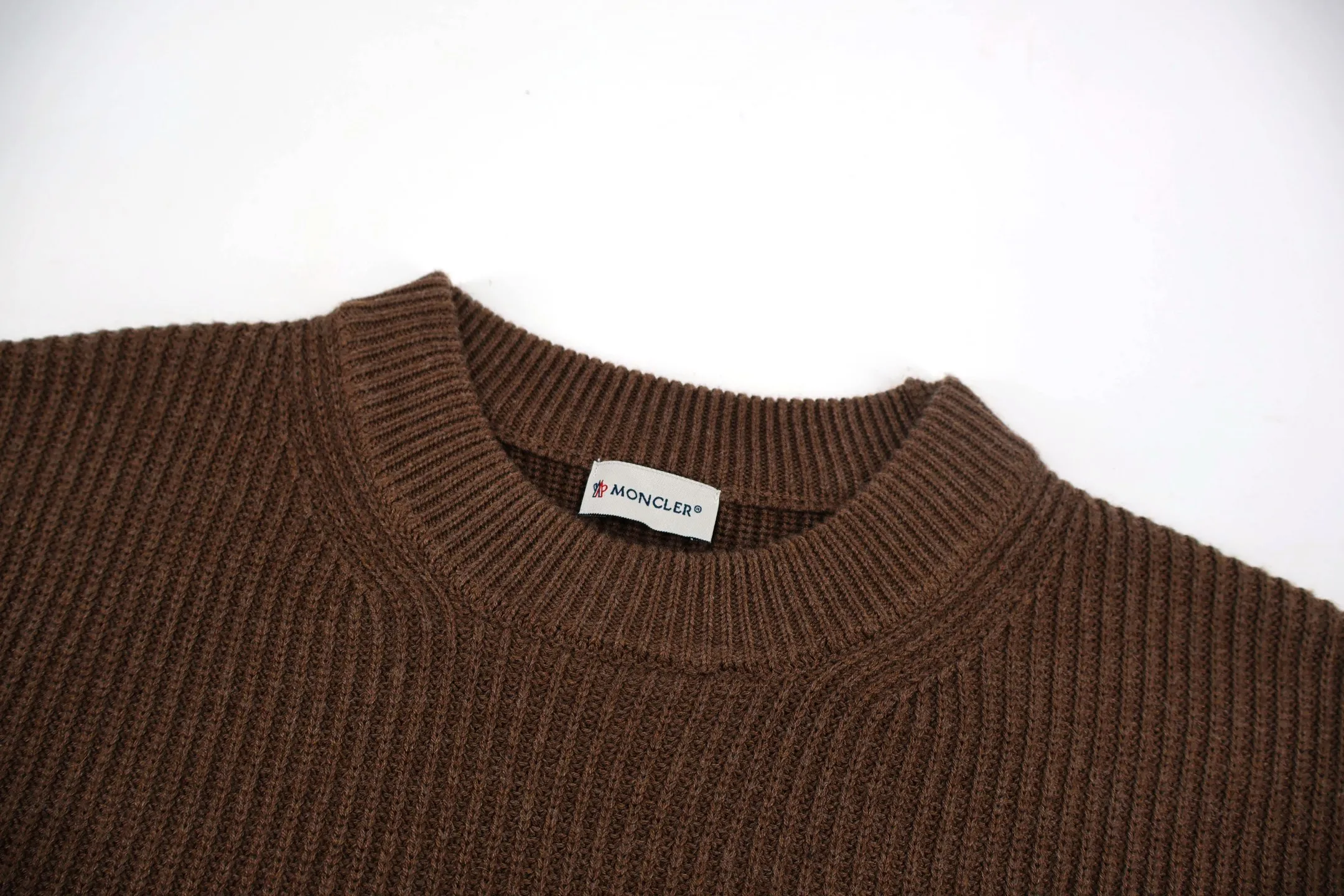 P470 Moncler chest pocket knitted sweater (brown) is made of customized double-ply wool blend fabric, which is comfortable on the skin and full of texture. Custom-woven and dyed yarn, the color is 100% consistent. The entire piece is knitted using an imported silver flute 7-needle knitting machine with perfect details. The Zhangzi logo adopts customized Tajima 10,000-needle embroidery technology, which is extremely precise and full of three-dimensional effect. The entire set of excipients is independently developed, and every small detail is perfectly presented. (Ps: It is generally not recommended to machine wash materials containing wool. If machine washed, it is recommended to use a laundry bag to extend the service life of the clothes~) Size: S-M-L