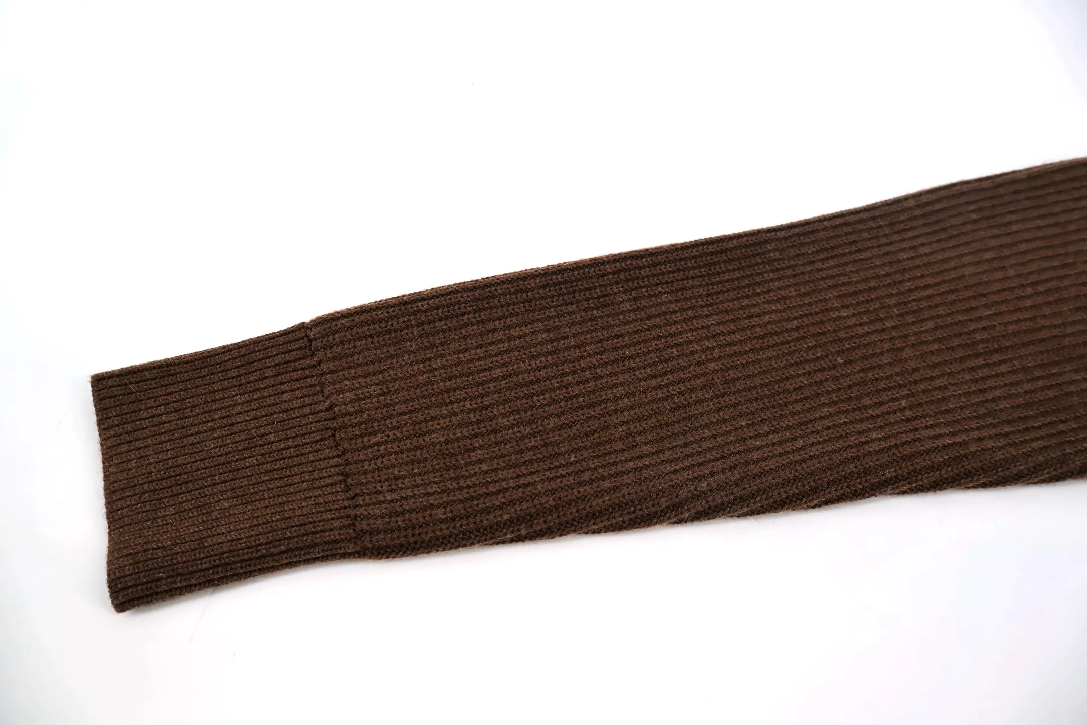 P470 Moncler chest pocket knitted sweater (brown) is made of customized double-ply wool blend fabric, which is comfortable on the skin and full of texture. Custom-woven and dyed yarn, the color is 100% consistent. The entire piece is knitted using an imported silver flute 7-needle knitting machine with perfect details. The Zhangzi logo adopts customized Tajima 10,000-needle embroidery technology, which is extremely precise and full of three-dimensional effect. The entire set of excipients is independently developed, and every small detail is perfectly presented. (Ps: It is generally not recommended to machine wash materials containing wool. If machine washed, it is recommended to use a laundry bag to extend the service life of the clothes~) Size: S-M-L