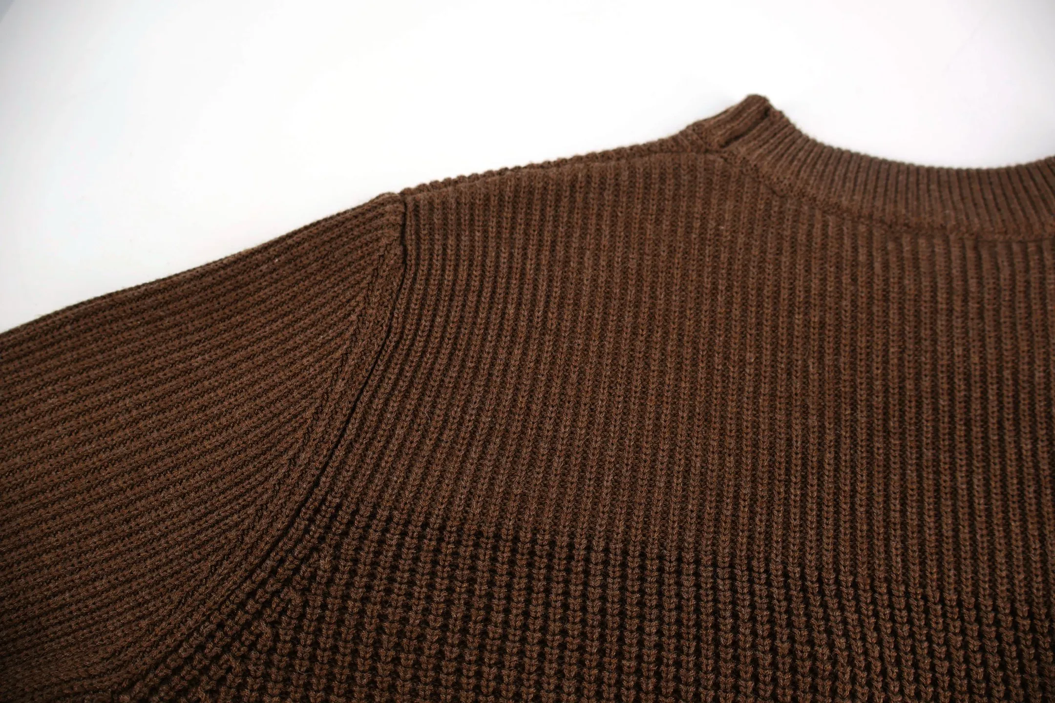 P470 Moncler chest pocket knitted sweater (brown) is made of customized double-ply wool blend fabric, which is comfortable on the skin and full of texture. Custom-woven and dyed yarn, the color is 100% consistent. The entire piece is knitted using an imported silver flute 7-needle knitting machine with perfect details. The Zhangzi logo adopts customized Tajima 10,000-needle embroidery technology, which is extremely precise and full of three-dimensional effect. The entire set of excipients is independently developed, and every small detail is perfectly presented. (Ps: It is generally not recommended to machine wash materials containing wool. If machine washed, it is recommended to use a laundry bag to extend the service life of the clothes~) Size: S-M-L