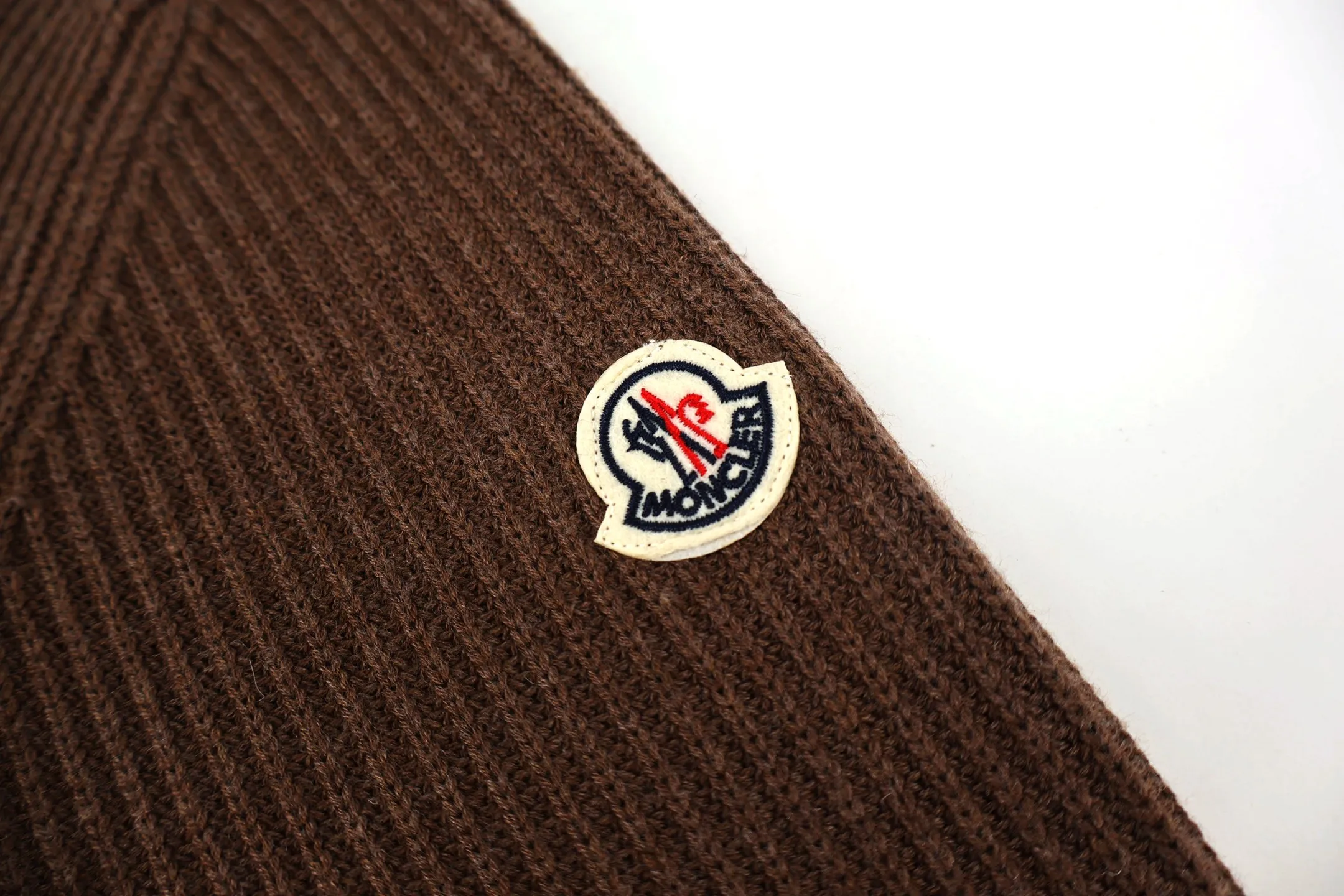 P470 Moncler chest pocket knitted sweater (brown) is made of customized double-ply wool blend fabric, which is comfortable on the skin and full of texture. Custom-woven and dyed yarn, the color is 100% consistent. The entire piece is knitted using an imported silver flute 7-needle knitting machine with perfect details. The Zhangzi logo adopts customized Tajima 10,000-needle embroidery technology, which is extremely precise and full of three-dimensional effect. The entire set of excipients is independently developed, and every small detail is perfectly presented. (Ps: It is generally not recommended to machine wash materials containing wool. If machine washed, it is recommended to use a laundry bag to extend the service life of the clothes~) Size: S-M-L