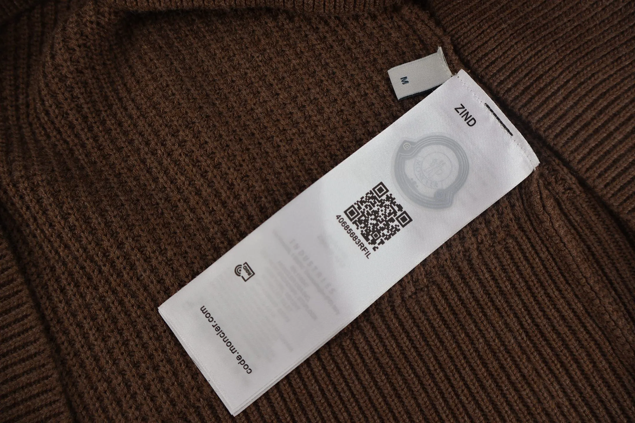 P470 Moncler chest pocket knitted sweater (brown) is made of customized double-ply wool blend fabric, which is comfortable on the skin and full of texture. Custom-woven and dyed yarn, the color is 100% consistent. The entire piece is knitted using an imported silver flute 7-needle knitting machine with perfect details. The Zhangzi logo adopts customized Tajima 10,000-needle embroidery technology, which is extremely precise and full of three-dimensional effect. The entire set of excipients is independently developed, and every small detail is perfectly presented. (Ps: It is generally not recommended to machine wash materials containing wool. If machine washed, it is recommended to use a laundry bag to extend the service life of the clothes~) Size: S-M-L