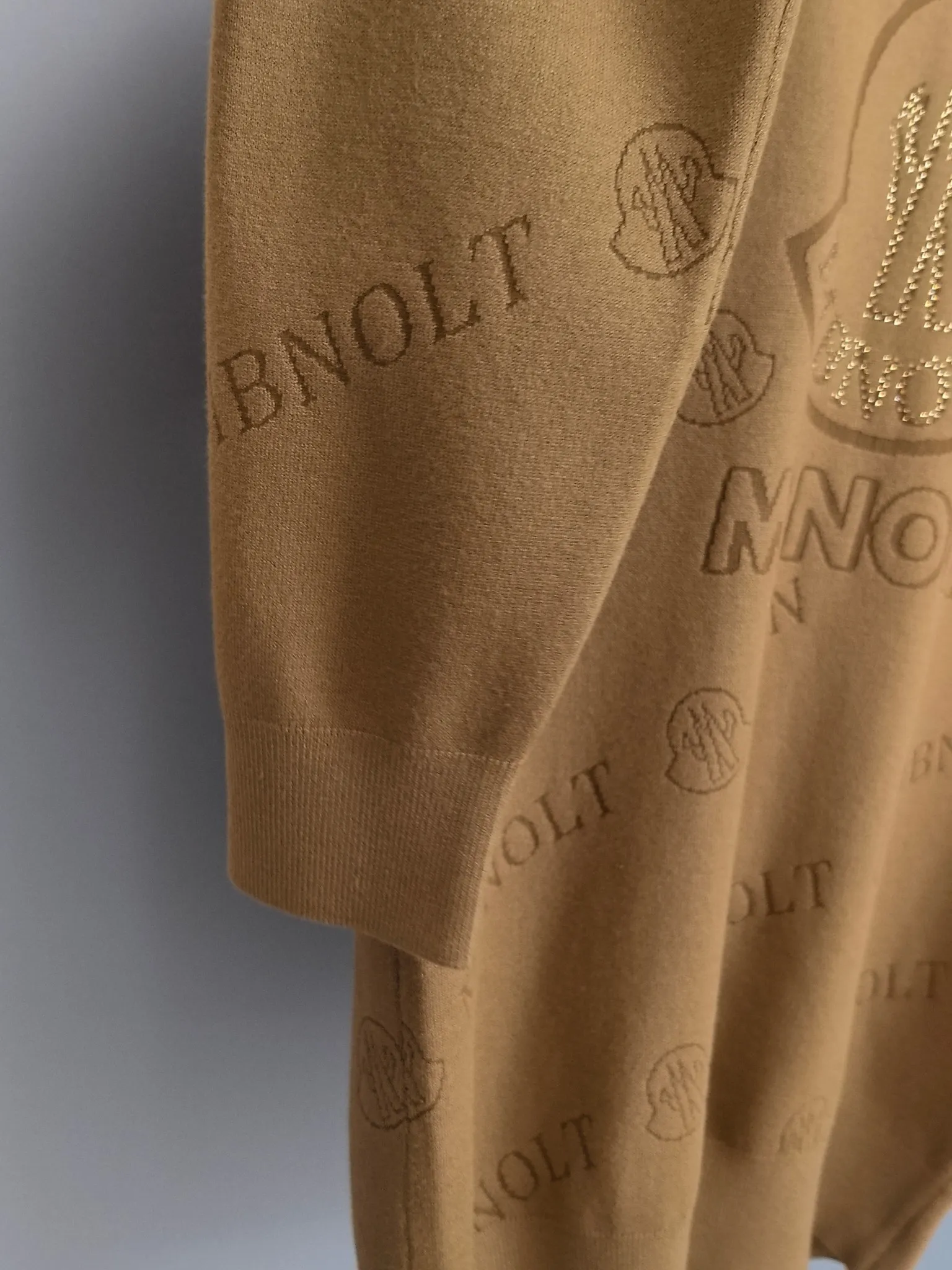 P440 MONCLER 2025 new knitted crew neck sweater, technical wool blended fabric, soft and comfortable, comfortable and breathable upper body, skin-friendly and non-irritating, unique design style, whether worn alone or matched, it is a versatile item, highlighting the personality of young people, extremely high-grade, and handsome upper body! Size: M-3XL