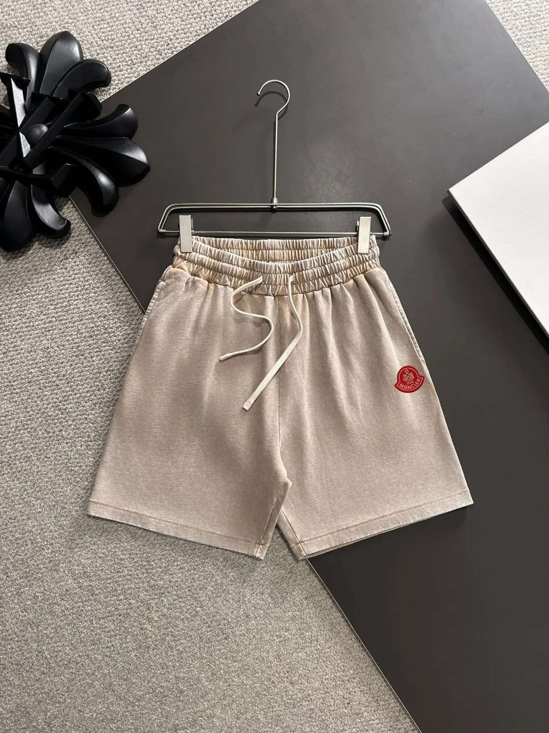 Next day shipment P300 High quality MONCLER/muzzle 2025 spring and summer new style high-definition elastic band casual solid color loose shorts, made with machines imported from Italy. The hem of the trousers is stitched with two needles. The stitching is fine and firm. The fabric is customized at the counter and has high breathability and comfort. The details are impeccable. The brand element design concept reflects high quality. It feels delicate and soft! It presents a casual cut and the upper body shape is great! Size: S-XXL