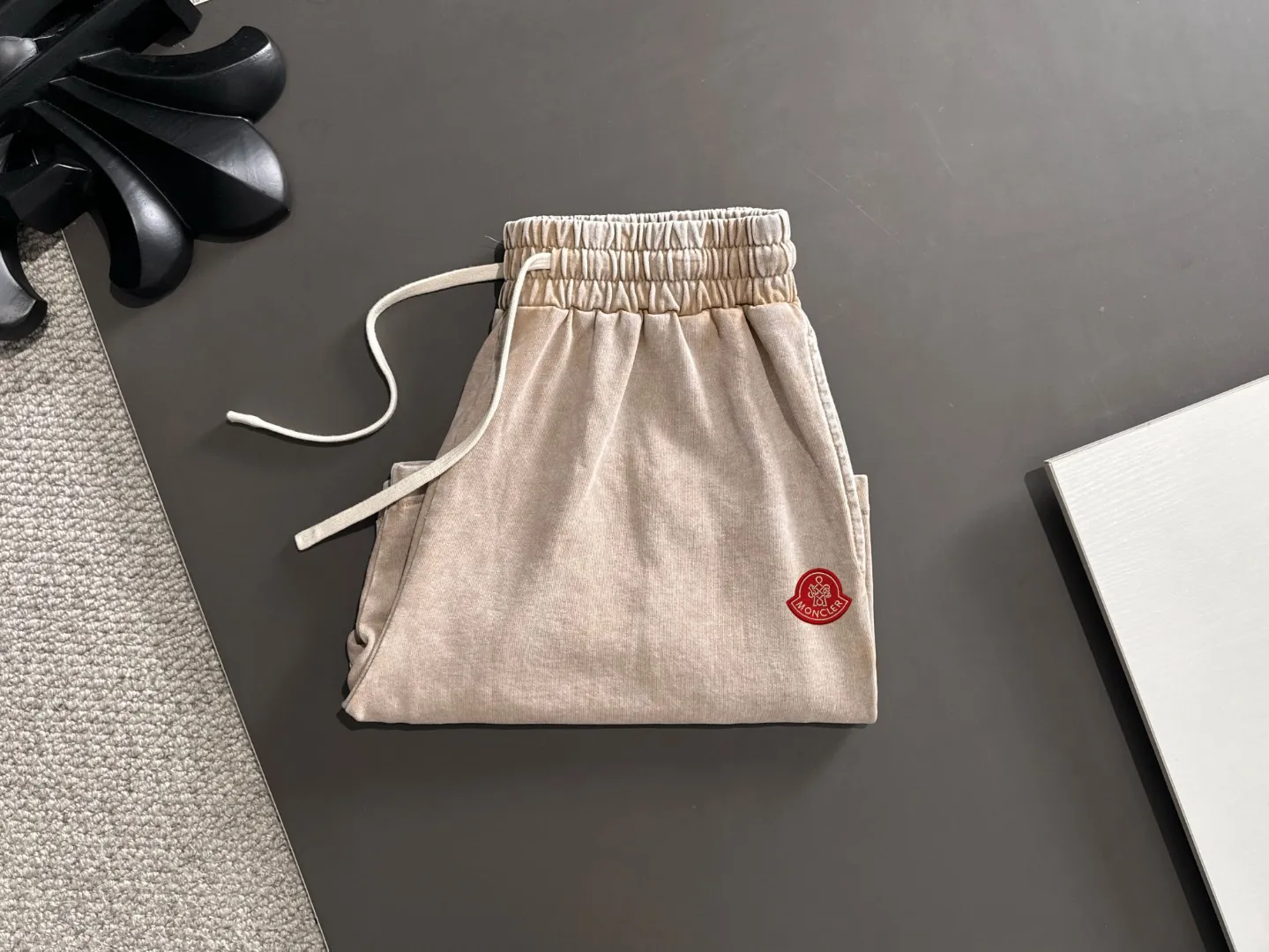 Next day shipment P300 High quality MONCLER/muzzle 2025 spring and summer new style high-definition elastic band casual solid color loose shorts, made with machines imported from Italy. The hem of the trousers is stitched with two needles. The stitching is fine and firm. The fabric is customized at the counter and has high breathability and comfort. The details are impeccable. The brand element design concept reflects high quality. It feels delicate and soft! It presents a casual cut and the upper body shape is great! Size: S-XXL