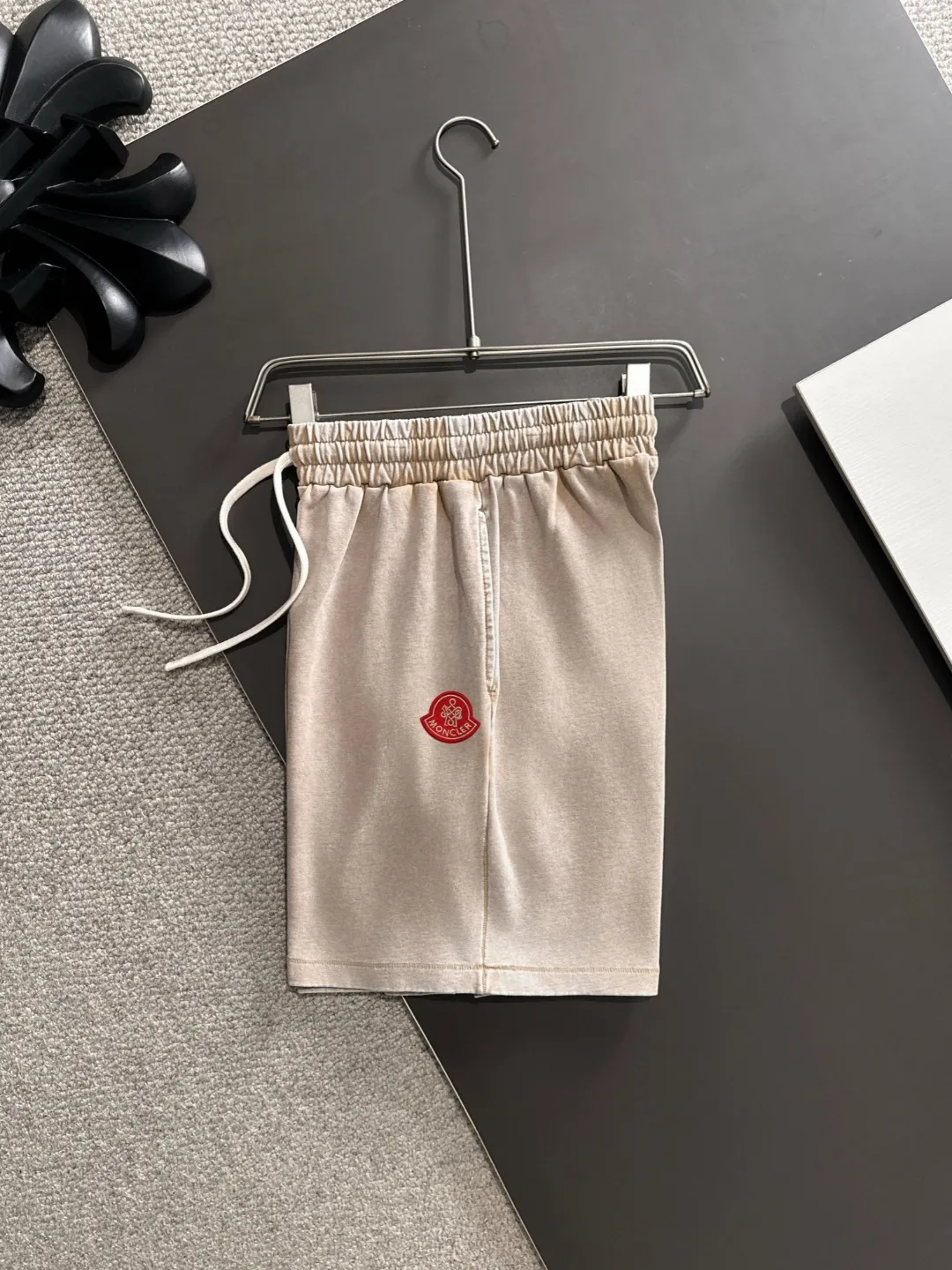 Next day shipment P300 High quality MONCLER/muzzle 2025 spring and summer new style high-definition elastic band casual solid color loose shorts, made with machines imported from Italy. The hem of the trousers is stitched with two needles. The stitching is fine and firm. The fabric is customized at the counter and has high breathability and comfort. The details are impeccable. The brand element design concept reflects high quality. It feels delicate and soft! It presents a casual cut and the upper body shape is great! Size: S-XXL