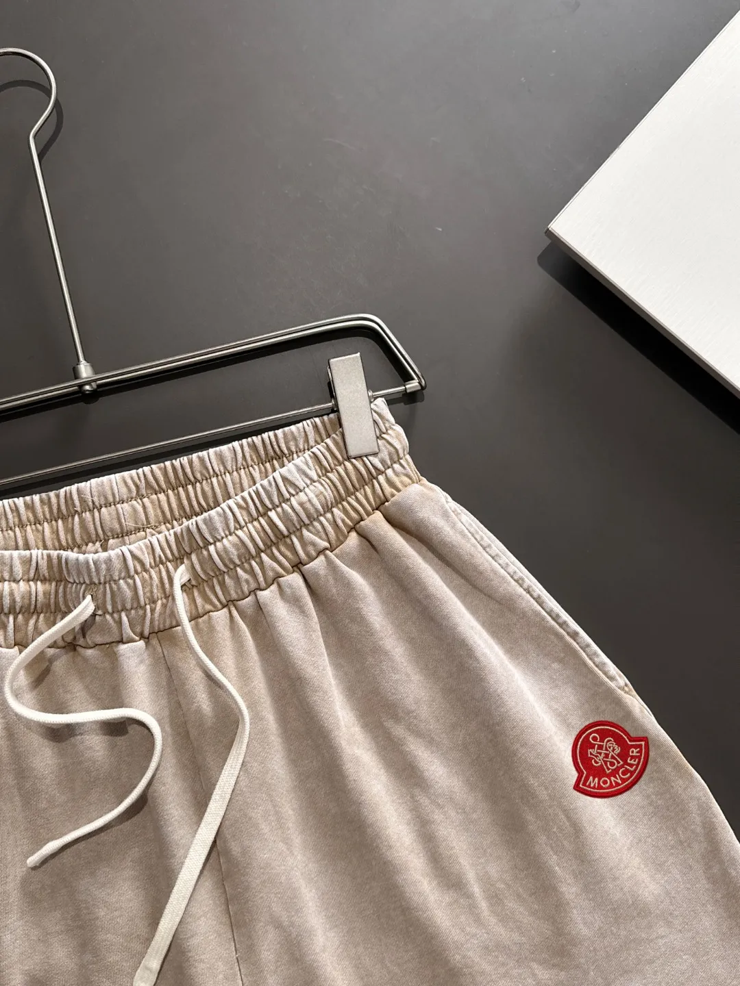 Next day shipment P300 High quality MONCLER/muzzle 2025 spring and summer new style high-definition elastic band casual solid color loose shorts, made with machines imported from Italy. The hem of the trousers is stitched with two needles. The stitching is fine and firm. The fabric is customized at the counter and has high breathability and comfort. The details are impeccable. The brand element design concept reflects high quality. It feels delicate and soft! It presents a casual cut and the upper body shape is great! Size: S-XXL