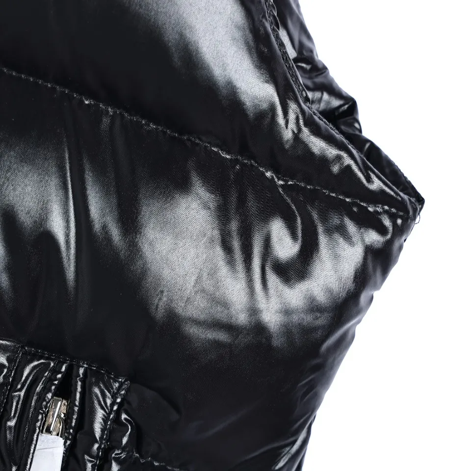 P700 Moncler Mouth 23FW New Men's Stand Collar Invisible Hood Down Vest Color: The vest is black, indicating that it has a classic and low-key appearance. Material: Made of high-quality 90 velvet fabric, which guarantees its quality and durability. Warmth: Since it is a down vest, warmth should be one of its important features. Down is an excellent thermal insulation material and can provide good thermal insulation effect. Design Features: It has a red collar and black zipper pockets, which add bright color and practical functionality to the vest. The red collar can attract attention and add a touch of brightness to the overall look; the white zipper pocket is convenient for carrying various items, increasing its practicality. Purpose: This vest is suitable for outdoor wear, as can be inferred from the description. It comes with a white label indicating that it is an outdoor garment and is intended to be worn during outdoor activities. Wearing experience: Wearing this down vest, you can enjoy a free and relaxed feeling outdoors. This shows that it has a comfortable wearing experience and is suitable for various outdoor activities. 003 Size:1-5