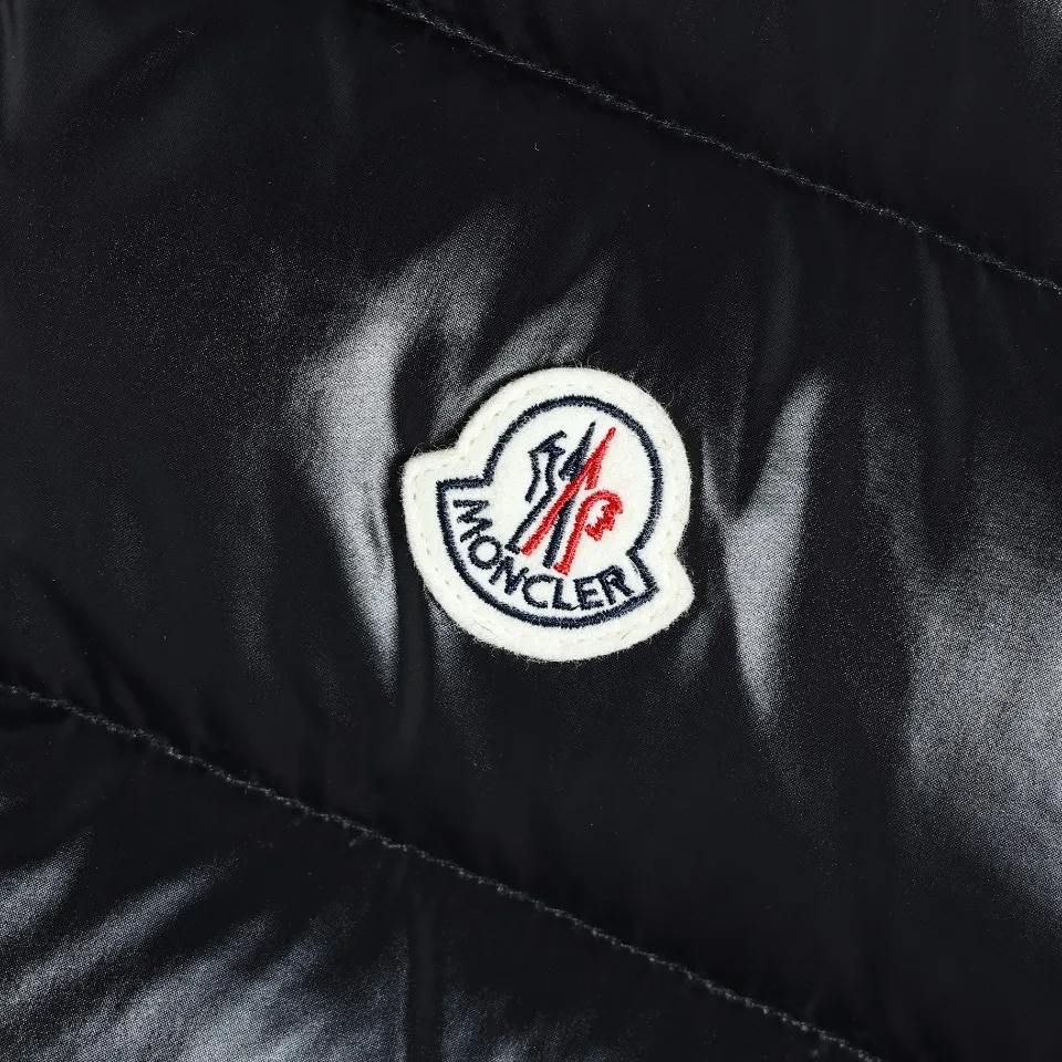 P700 Moncler Mouth 23FW New Men's Stand Collar Invisible Hood Down Vest Color: The vest is black, indicating that it has a classic and low-key appearance. Material: Made of high-quality 90 velvet fabric, which guarantees its quality and durability. Warmth: Since it is a down vest, warmth should be one of its important features. Down is an excellent thermal insulation material and can provide good thermal insulation effect. Design Features: It has a red collar and black zipper pockets, which add bright color and practical functionality to the vest. The red collar can attract attention and add a touch of brightness to the overall look; the white zipper pocket is convenient for carrying various items, increasing its practicality. Purpose: This vest is suitable for outdoor wear, as can be inferred from the description. It comes with a white label indicating that it is an outdoor garment and is intended to be worn during outdoor activities. Wearing experience: Wearing this down vest, you can enjoy a free and relaxed feeling outdoors. This shows that it has a comfortable wearing experience and is suitable for various outdoor activities. 003 Size:1-5