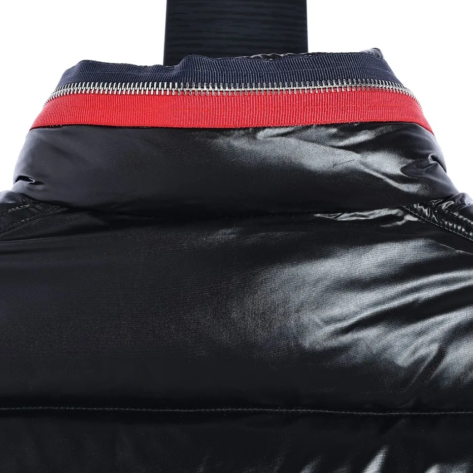 P700 Moncler Mouth 23FW New Men's Stand Collar Invisible Hood Down Vest Color: The vest is black, indicating that it has a classic and low-key appearance. Material: Made of high-quality 90 velvet fabric, which guarantees its quality and durability. Warmth: Since it is a down vest, warmth should be one of its important features. Down is an excellent thermal insulation material and can provide good thermal insulation effect. Design Features: It has a red collar and black zipper pockets, which add bright color and practical functionality to the vest. The red collar can attract attention and add a touch of brightness to the overall look; the white zipper pocket is convenient for carrying various items, increasing its practicality. Purpose: This vest is suitable for outdoor wear, as can be inferred from the description. It comes with a white label indicating that it is an outdoor garment and is intended to be worn during outdoor activities. Wearing experience: Wearing this down vest, you can enjoy a free and relaxed feeling outdoors. This shows that it has a comfortable wearing experience and is suitable for various outdoor activities. 003 Size:1-5