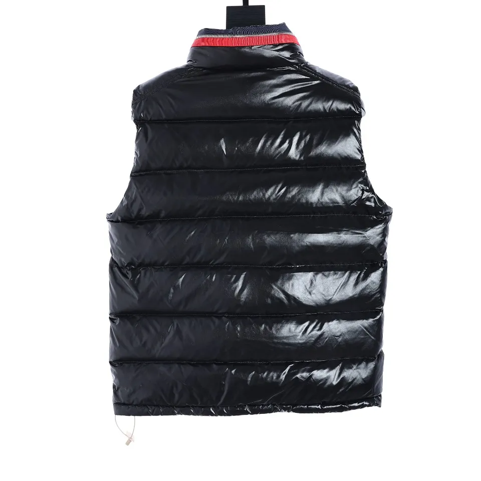 P700 Moncler Mouth 23FW New Men's Stand Collar Invisible Hood Down Vest Color: The vest is black, indicating that it has a classic and low-key appearance. Material: Made of high-quality 90 velvet fabric, which guarantees its quality and durability. Warmth: Since it is a down vest, warmth should be one of its important features. Down is an excellent thermal insulation material and can provide good thermal insulation effect. Design Features: It has a red collar and black zipper pockets, which add bright color and practical functionality to the vest. The red collar can attract attention and add a touch of brightness to the overall look; the white zipper pocket is convenient for carrying various items, increasing its practicality. Purpose: This vest is suitable for outdoor wear, as can be inferred from the description. It comes with a white label indicating that it is an outdoor garment and is intended to be worn during outdoor activities. Wearing experience: Wearing this down vest, you can enjoy a free and relaxed feeling outdoors. This shows that it has a comfortable wearing experience and is suitable for various outdoor activities. 003 Size:1-5