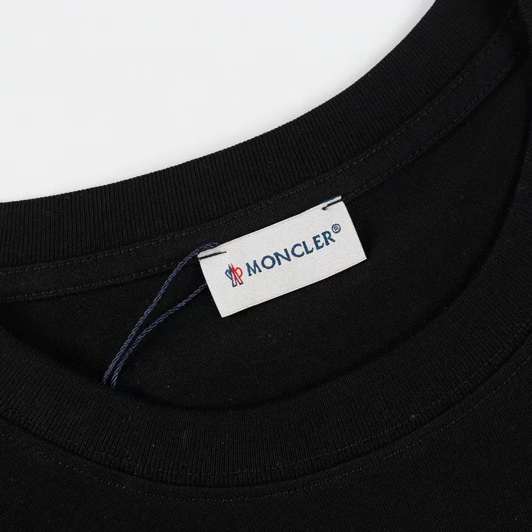 P134 Style No.: 812 〈MONCLER〉The price of the hood is actually quite advantageous. Those who have been to the counters should know that the price of the hood is not much cheaper than Gucci Burberry. It is just relatively low-key and unwilling to hype. It is a picture that you will buy or not. It has an arrogant existence... Exclusively customized 270g 32-count double yarn smooth cotton. The texture is very soft and comfortable. 100% top-grade fabrics that are different from the market (no shrinkage, no deformation, no pilling) Paired with 320g 1*1 thread (fabric threads are dyed in the same vat, no color difference, threads are not easily deformed). Heavy embroidery is laminated, and the customer's upper body will not be scratched. Color: Black White Size: S-XL