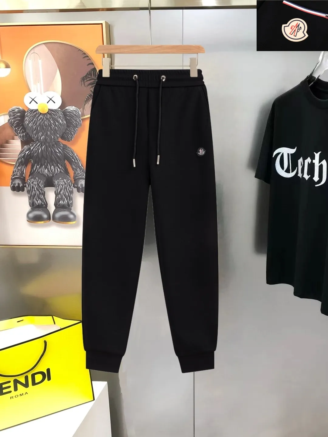 P290 Moncler new men's original casual pants and sweatpants, high-end customization, fashionable and versatile ✨✨✨three-dimensional embroidery embossed letter logo design, customized original imported 100% knitted cotton fabric, imported hardware accessories, elegant and handsome upper body, brand new sense of sight! The factory's fine workmanship and details are all in place. There is no need to choose anyone, and you must pay for your own money. Size: M-3XL (the largest size can wear about 185 pounds) black