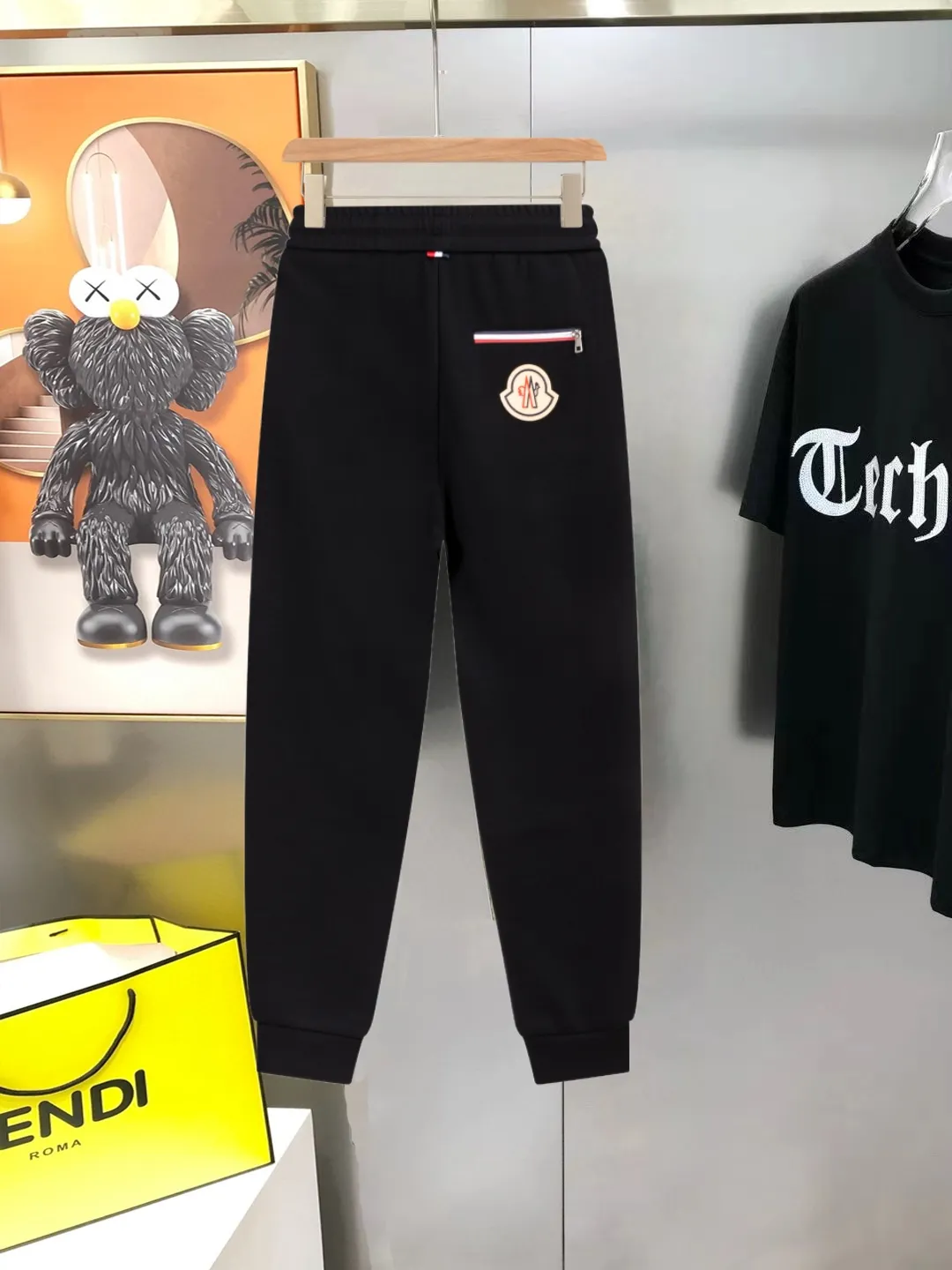 P290 Moncler new men's original casual pants and sweatpants, high-end customization, fashionable and versatile ✨✨✨three-dimensional embroidery embossed letter logo design, customized original imported 100% knitted cotton fabric, imported hardware accessories, elegant and handsome upper body, brand new sense of sight! The factory's fine workmanship and details are all in place. There is no need to choose anyone, and you must pay for your own money. Size: M-3XL (the largest size can wear about 185 pounds) black