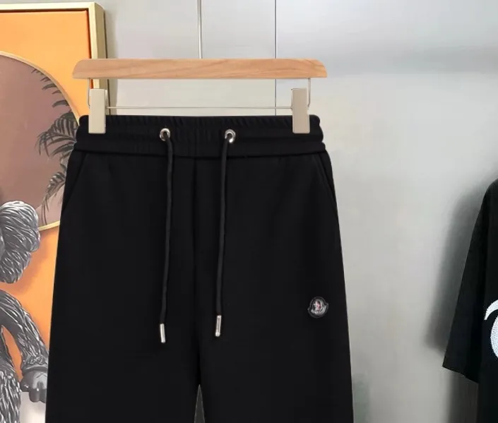 P290 Moncler new men's original casual pants and sweatpants, high-end customization, fashionable and versatile ✨✨✨three-dimensional embroidery embossed letter logo design, customized original imported 100% knitted cotton fabric, imported hardware accessories, elegant and handsome upper body, brand new sense of sight! The factory's fine workmanship and details are all in place. There is no need to choose anyone, and you must pay for your own money. Size: M-3XL (the largest size can wear about 185 pounds) black