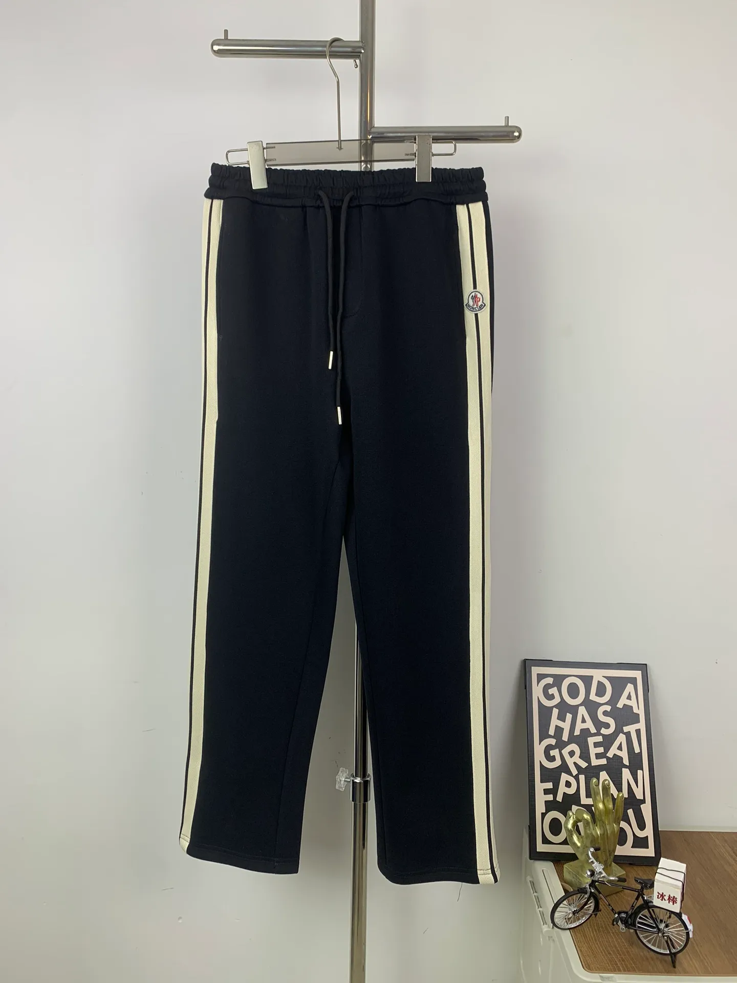 P220 💰Model No. C129 New style MONCLER straight-leg pants with misaligned warp marks on the official website ZP synchronized new sweatpants. The fabric is made of 450 grams of heavyweight double-ply double yarn composite fabric. Letters and small marks are misaligned with webbing. Sewing technology. Elastic drawstring waist design. Full of flexibility. Inner hemming. High-quality workmanship. Color: Black Size: S M L XL