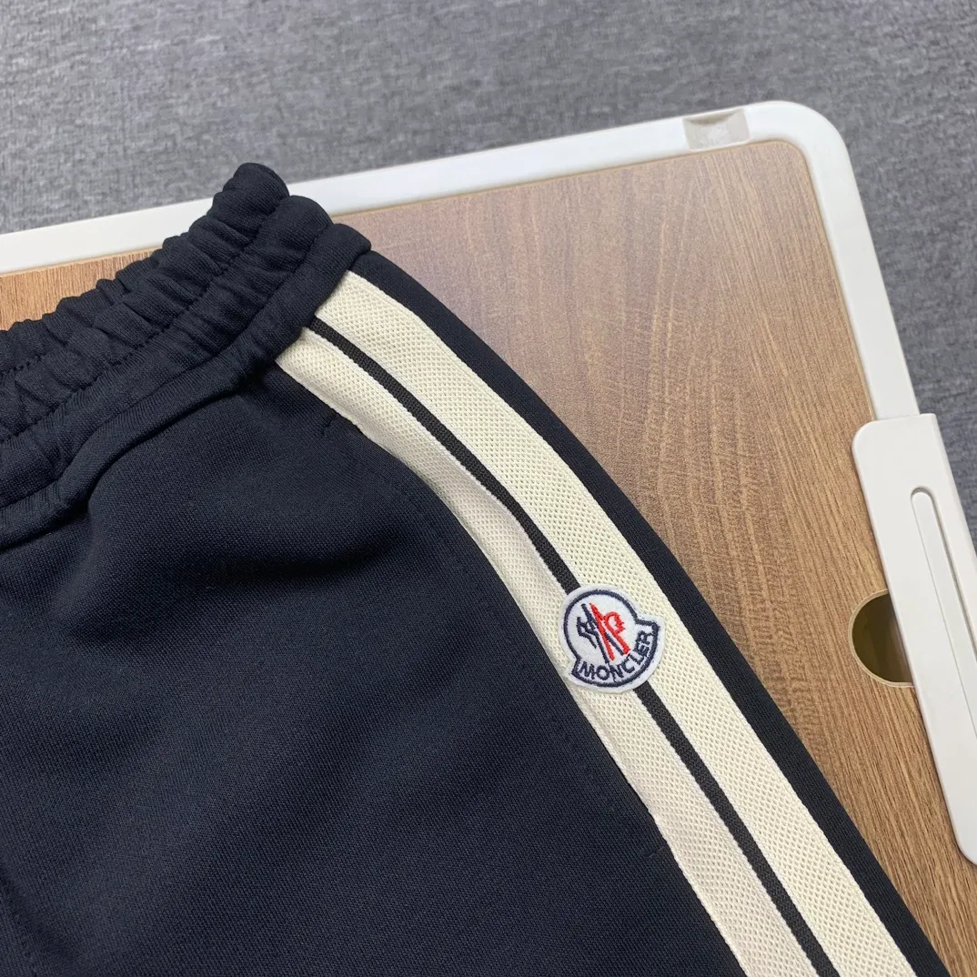 P220 💰Model No. C129 New style MONCLER straight-leg pants with misaligned warp marks on the official website ZP synchronized new sweatpants. The fabric is made of 450 grams of heavyweight double-ply double yarn composite fabric. Letters and small marks are misaligned with webbing. Sewing technology. Elastic drawstring waist design. Full of flexibility. Inner hemming. High-quality workmanship. Color: Black Size: S M L XL