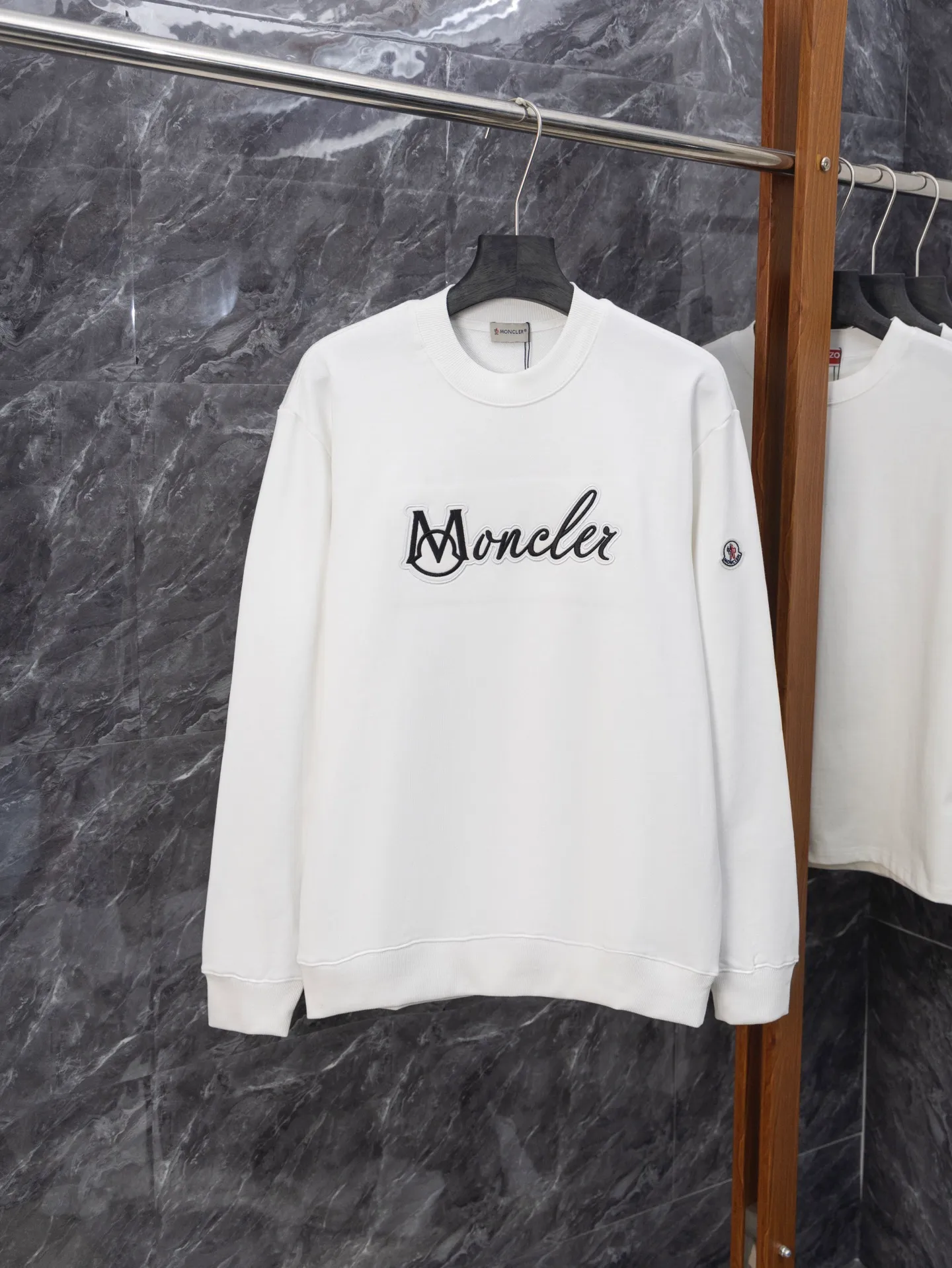 P210 Model number J072 MONCLER masked puppy embroidered sleeves small label round neck sweatshirt Made of 460g terry fabric with clear line routing Original order customization 1:1 smooth and delicate lines Better texture Not easy to deform Not easy to shrink Not easy to fade Maintain long-lasting beauty Color Black White Size S-XL