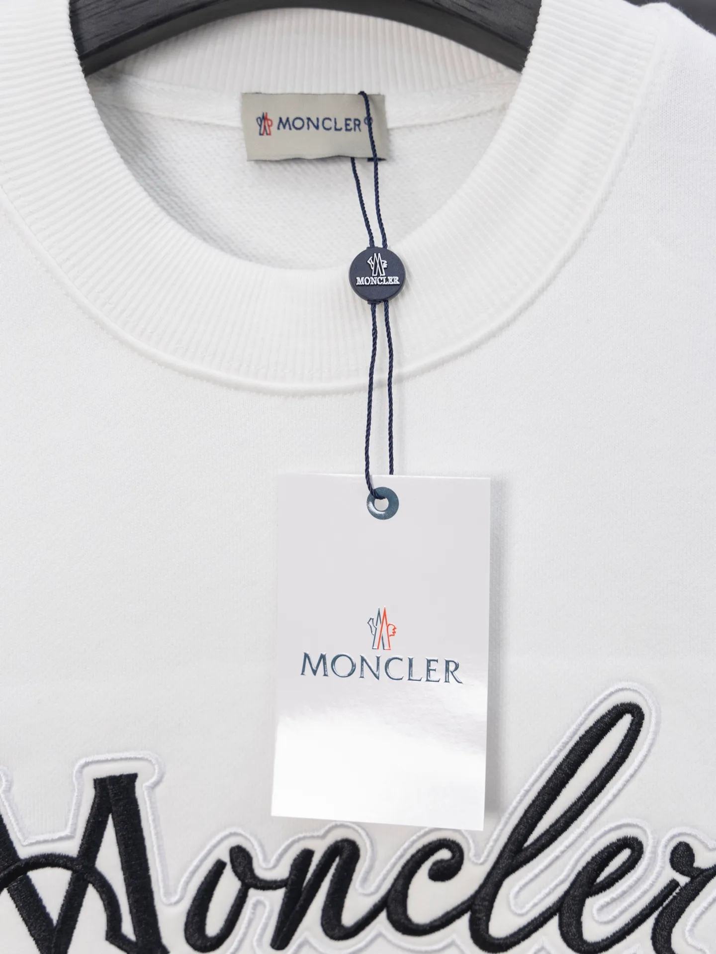 P210 Model number J072 MONCLER masked puppy embroidered sleeves small label round neck sweatshirt Made of 460g terry fabric with clear line routing Original order customization 1:1 smooth and delicate lines Better texture Not easy to deform Not easy to shrink Not easy to fade Maintain long-lasting beauty Color Black White Size S-XL