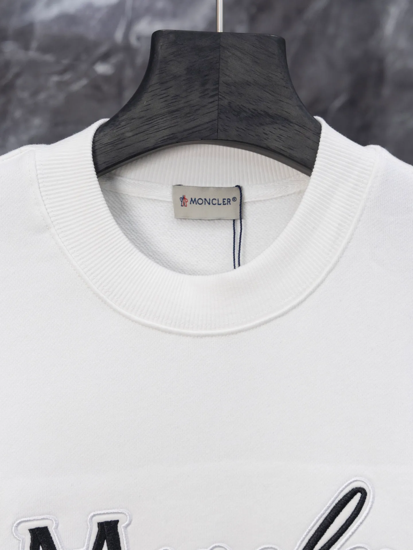 P210 Model number J072 MONCLER masked puppy embroidered sleeves small label round neck sweatshirt Made of 460g terry fabric with clear line routing Original order customization 1:1 smooth and delicate lines Better texture Not easy to deform Not easy to shrink Not easy to fade Maintain long-lasting beauty Color Black White Size S-XL