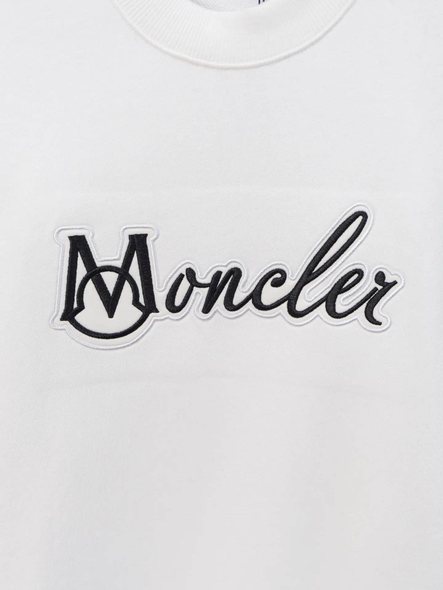 P210 Model number J072 MONCLER masked puppy embroidered sleeves small label round neck sweatshirt Made of 460g terry fabric with clear line routing Original order customization 1:1 smooth and delicate lines Better texture Not easy to deform Not easy to shrink Not easy to fade Maintain long-lasting beauty Color Black White Size S-XL