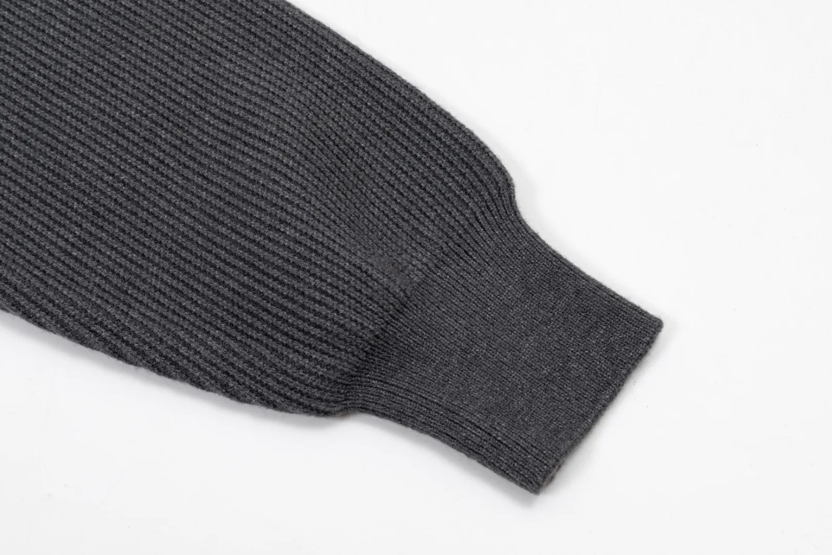 P250 Moncler masked zipper lapel sweater, the latest 2025 casual Polo wool sweater.  The texture is delicate, soft and comfortable, skin-friendly and warm, not easy to deform, simple and high-end style, and the logo on the chest is very exquisite and perfect! The upper body effect is very strong 👍 Color: black, gray Size: S-XL