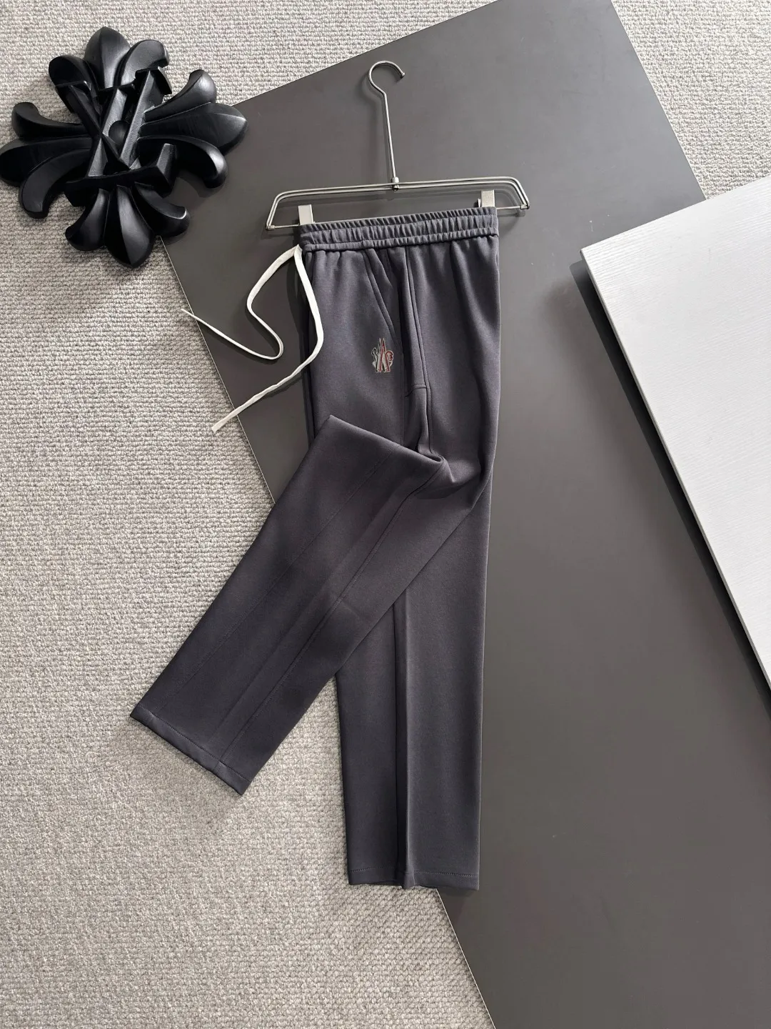 Shipped in 2-3 days P360 MONCLER/Mongolian Exclusive first release of 25ss autumn and winter new high-quality trousers Compare real-life details at will A perfect choice for autumn and winter. A must-have item. Sizes: M to 4XL (please state your height and weight when placing an order)