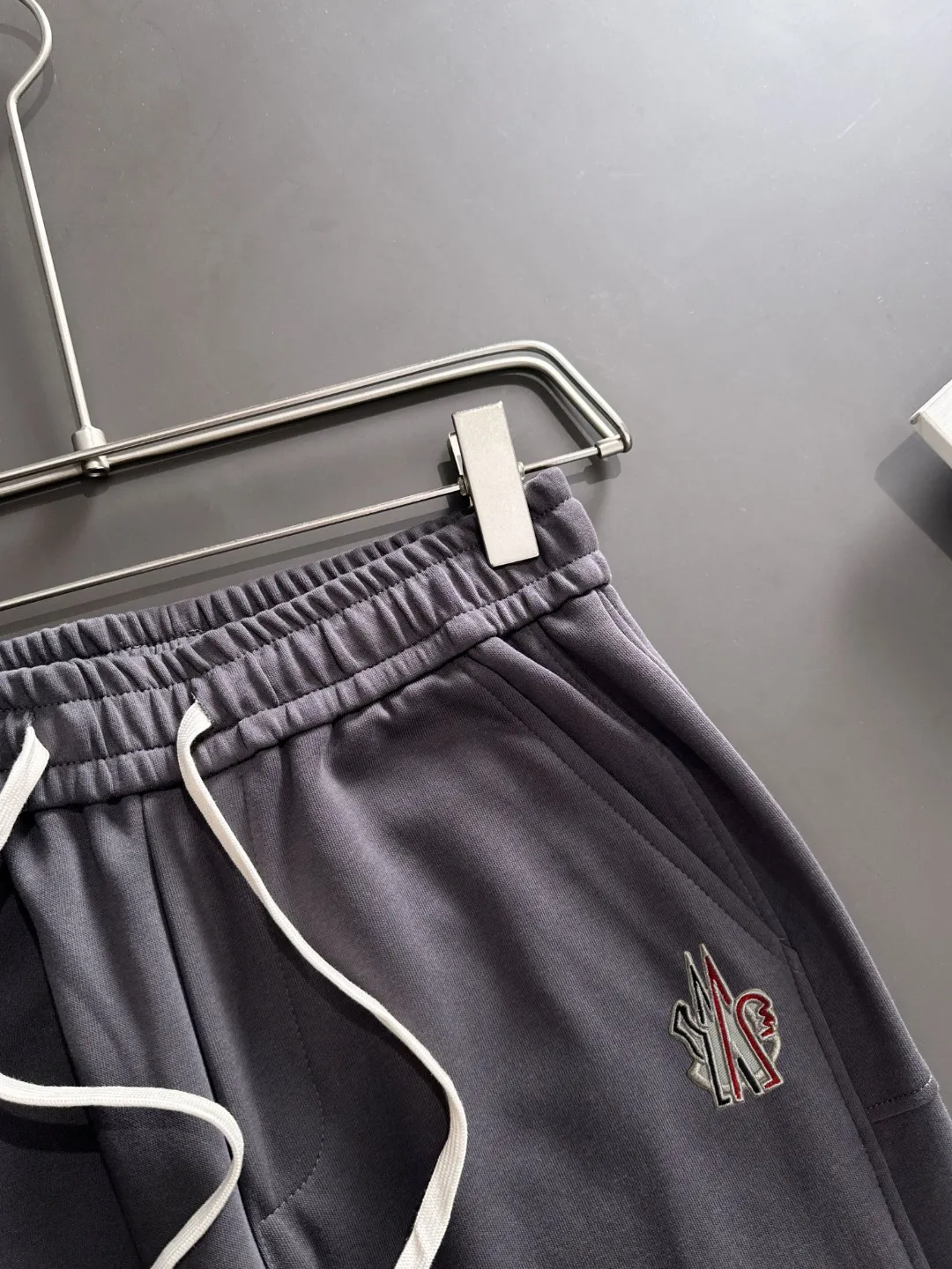 Shipped in 2-3 days P360 MONCLER/Mongolian Exclusive first release of 25ss autumn and winter new high-quality trousers Compare real-life details at will A perfect choice for autumn and winter. A must-have item. Sizes: M to 4XL (please state your height and weight when placing an order)
