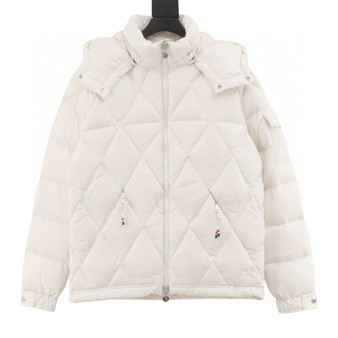 P840 Moncler’s new autumn and winter product Vezere’ goose down down jacket, same style for men and women, diamond ◇ plaid. This down jacket is a basic warm item. This down jacket is equipped with a hood, which can be easily removed according to the weather. The jacket's silhouette and sleeve patch pockets pay homage to the iconic Moncler Maya down jacket. ·Made of longue saison fabric·Nylon lé ger brillant lining filled with 90% goose down Detachable and adjustable hood with zipper and snap-button zipper pocket Sleeves with patch pockets·Adjustable cuffs·Drawstring hem Style number: A93# Color: black white SIZE: 1-5