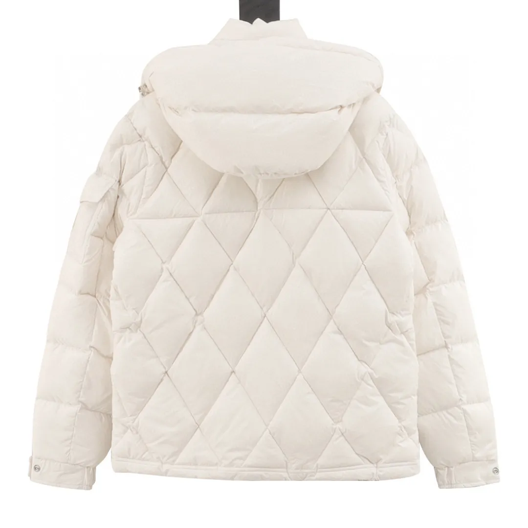 P840 Moncler’s new autumn and winter product Vezere’ goose down down jacket, same style for men and women, diamond ◇ plaid. This down jacket is a basic warm item. This down jacket is equipped with a hood, which can be easily removed according to the weather. The jacket's silhouette and sleeve patch pockets pay homage to the iconic Moncler Maya down jacket. ·Made of longue saison fabric·Nylon lé ger brillant lining filled with 90% goose down Detachable and adjustable hood with zipper and snap-button zipper pocket Sleeves with patch pockets·Adjustable cuffs·Drawstring hem Style number: A93# Color: black white SIZE: 1-5