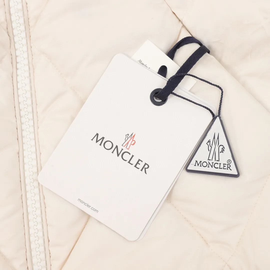 P840 Moncler’s new autumn and winter product Vezere’ goose down down jacket, same style for men and women, diamond ◇ plaid. This down jacket is a basic warm item. This down jacket is equipped with a hood, which can be easily removed according to the weather. The jacket's silhouette and sleeve patch pockets pay homage to the iconic Moncler Maya down jacket. ·Made of longue saison fabric·Nylon lé ger brillant lining filled with 90% goose down Detachable and adjustable hood with zipper and snap-button zipper pocket Sleeves with patch pockets·Adjustable cuffs·Drawstring hem Style number: A93# Color: black white SIZE: 1-5