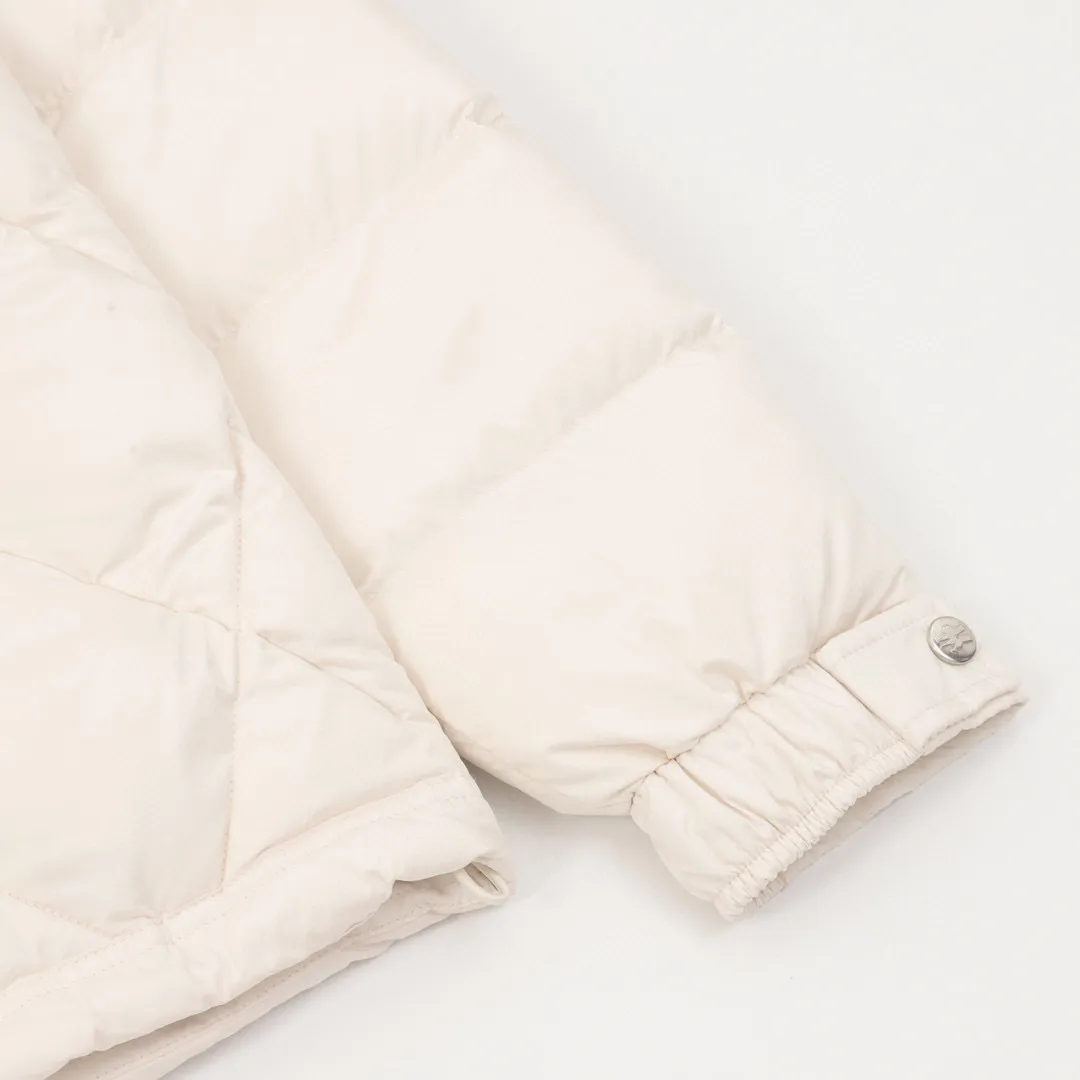 P840 Moncler’s new autumn and winter product Vezere’ goose down down jacket, same style for men and women, diamond ◇ plaid. This down jacket is a basic warm item. This down jacket is equipped with a hood, which can be easily removed according to the weather. The jacket's silhouette and sleeve patch pockets pay homage to the iconic Moncler Maya down jacket. ·Made of longue saison fabric·Nylon lé ger brillant lining filled with 90% goose down Detachable and adjustable hood with zipper and snap-button zipper pocket Sleeves with patch pockets·Adjustable cuffs·Drawstring hem Style number: A93# Color: black white SIZE: 1-5
