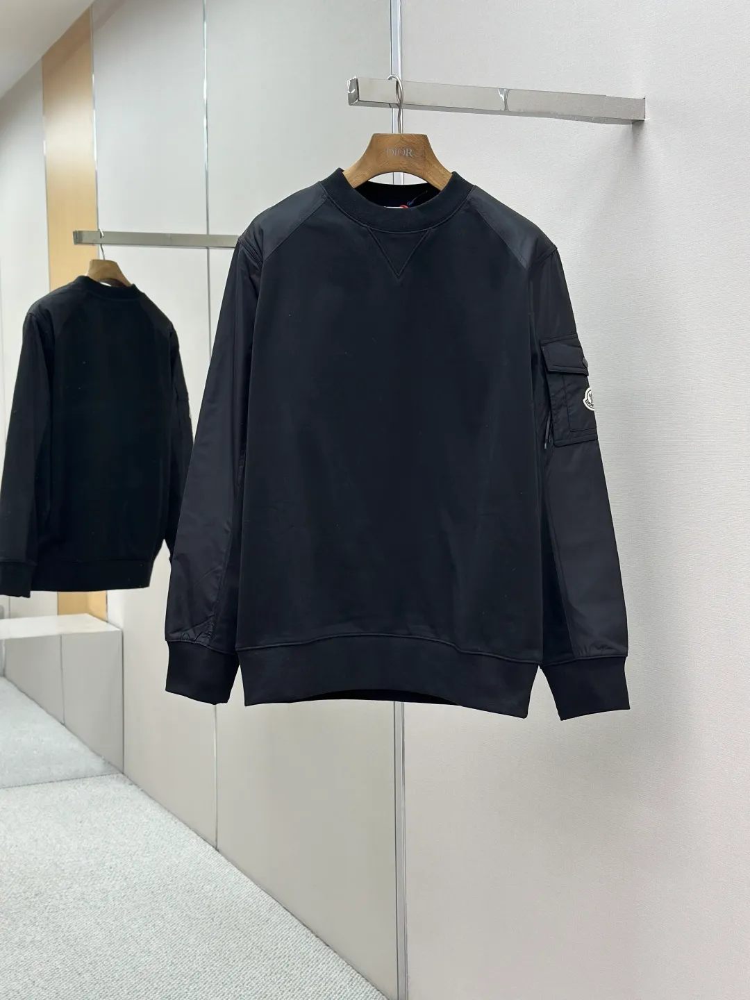 P400 Moncler logo patch pocket patchwork sweatshirt. Customized soft velvet cotton blend warm core material and tough nylon high-density woven material. Smooth and delicate, comfortable and close to the skin. It is based on a deep black curtain. The chest is quietly painted with a triangular world. The iconic Moncler logo embroidered logo decorates the sleeves. It is integrated with nylon fabric to embellish the square silhouette. Cross-disciplinary aesthetic grafting. Exquisite small pocket design reveals a flexible and relaxed beauty. Deconstruct the attitude of the modern gentleman and show his taste in silence. Process 1: Needle and shuttle stitching technology can make full use of the respective advantages of knitted fabrics and woven fabrics. By choosing the appropriate sewing process and stitches, the splicing parts can be ensured to be strong and beautiful. Process 2: Template machine bag opening. The preset template guides the position, shape and size of the bag opening. The accuracy ensures the quality of the bag opening effect. Process 3: The fabrics are washed and have a better hand texture. It is not easy to deform and shrink. Not easy to fade and maintain long-lasting beauty Accessories: Customized 1:1 Moncler embroidered logo Customized 1:1 Moncler zipper Customized 1:1 Moncler drawstring Customized 1:1 Moncler snap button Customized 1:1 Moncler trademark Version: Loose version Size: S M L XL