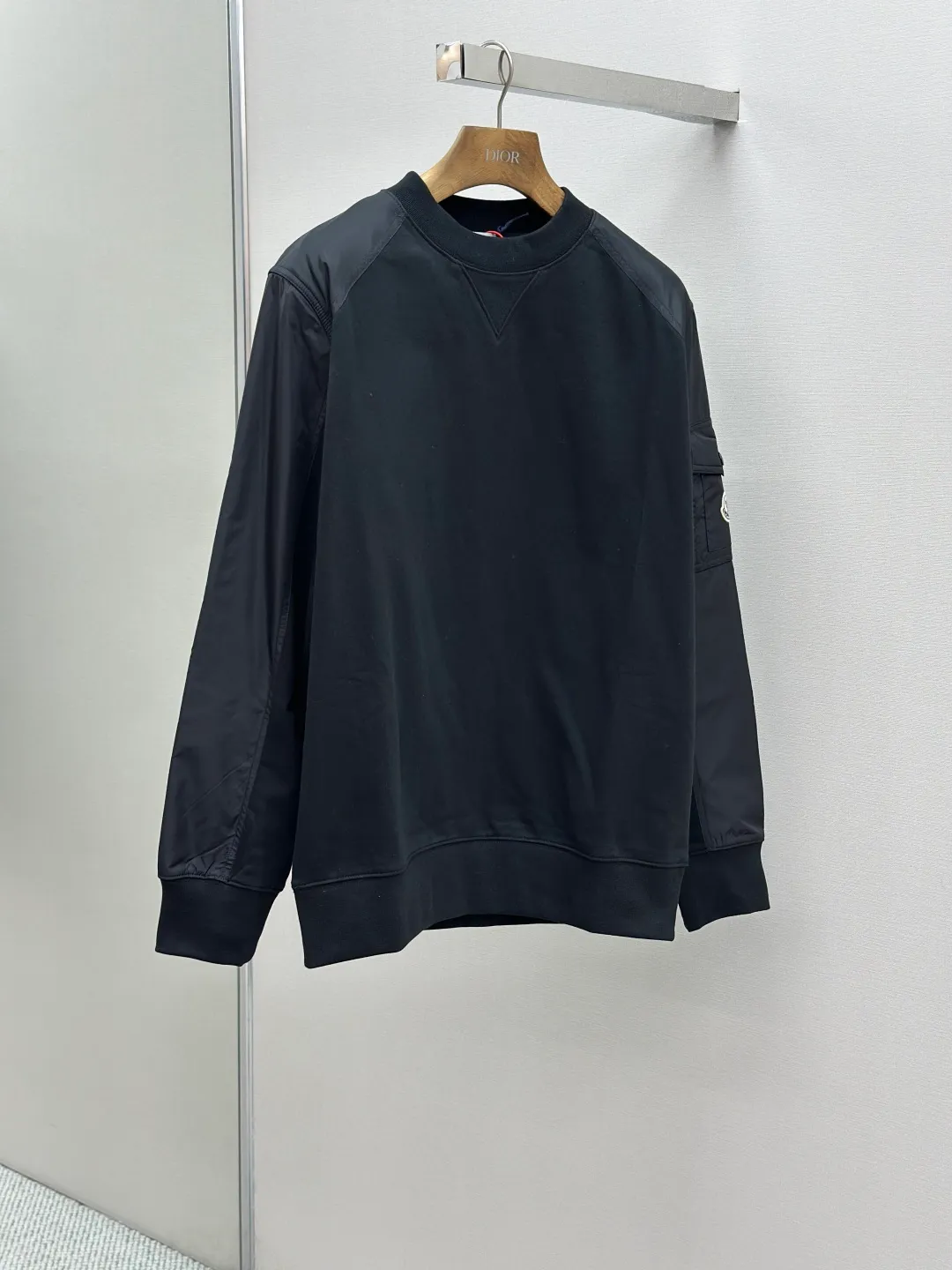 P400 Moncler logo patch pocket patchwork sweatshirt. Customized soft velvet cotton blend warm core material and tough nylon high-density woven material. Smooth and delicate, comfortable and close to the skin. It is based on a deep black curtain. The chest is quietly painted with a triangular world. The iconic Moncler logo embroidered logo decorates the sleeves. It is integrated with nylon fabric to embellish the square silhouette. Cross-disciplinary aesthetic grafting. Exquisite small pocket design reveals a flexible and relaxed beauty. Deconstruct the attitude of the modern gentleman and show his taste in silence. Process 1: Needle and shuttle stitching technology can make full use of the respective advantages of knitted fabrics and woven fabrics. By choosing the appropriate sewing process and stitches, the splicing parts can be ensured to be strong and beautiful. Process 2: Template machine bag opening. The preset template guides the position, shape and size of the bag opening. The accuracy ensures the quality of the bag opening effect. Process 3: The fabrics are washed and have a better hand texture. It is not easy to deform and shrink. Not easy to fade and maintain long-lasting beauty Accessories: Customized 1:1 Moncler embroidered logo Customized 1:1 Moncler zipper Customized 1:1 Moncler drawstring Customized 1:1 Moncler snap button Customized 1:1 Moncler trademark Version: Loose version Size: S M L XL