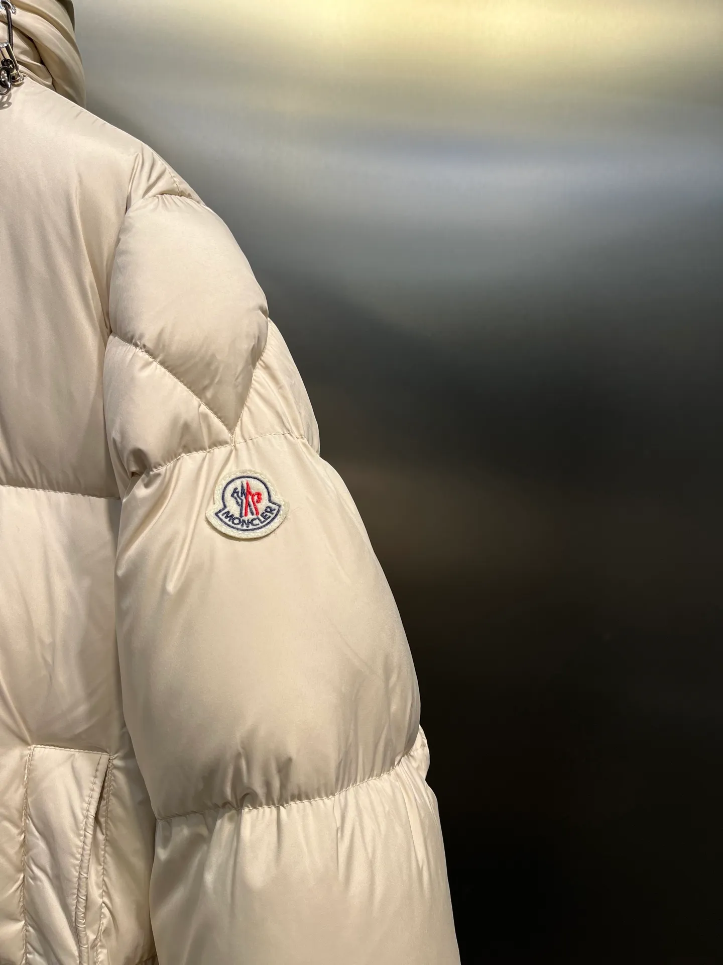 P840 moncler 🌟Down jacket Original 1:1 customized hardware accessories are all imported and original customized. Counters are welcome to compare. Absolutely high quality. Use top 90 duck down. Super soft. Top version, full of feathers. Super heavy industry. Fabric workmanship is perfect. Note: super soft. Size: 12345