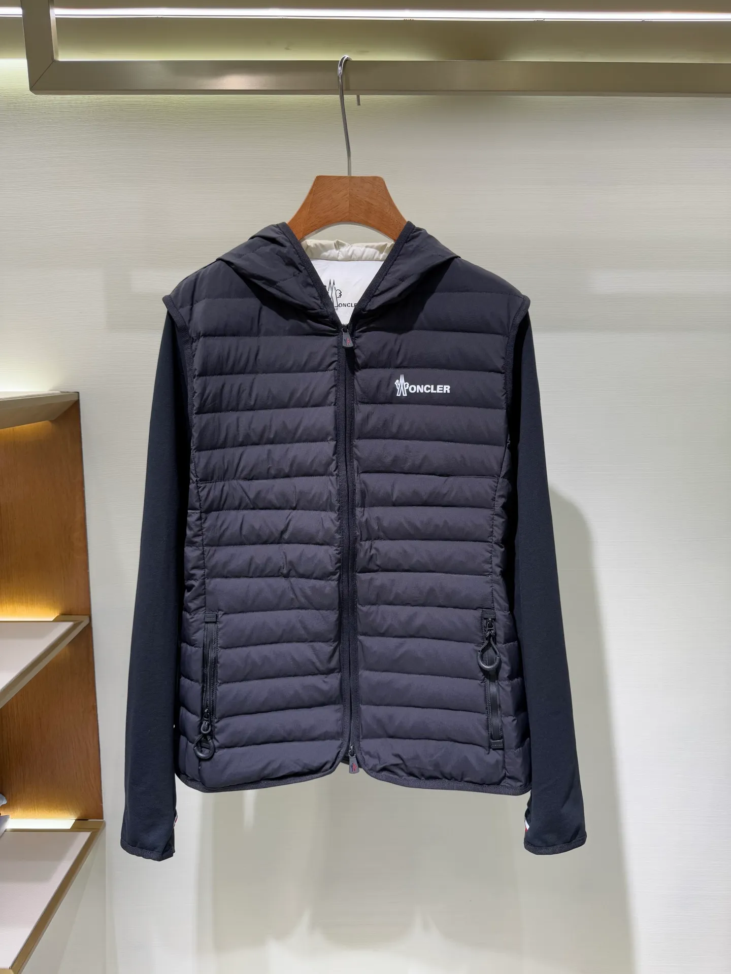 P1120 Moncler Mouth Grenoble Series Women's Outdoor Sports Down Jacket This padded sweatshirt is suitable for wearing as an inner layer under a protective jacket to add warmth and protection. Made from stretch fleece, it has a zippered design and is filled with down at the front. The front and collar are made of nylonlaque, a lightweight fabric with a functional surface finish.  Fabric: Made of classic fabrics and down filling, filling: 90 down goose down, polyester fiber lining Technology: high collar with snap buttons, functional look zipper closure, functional look zipper pocket, elastic knitted wristband, embellished with three-color trim (supports NFC function) Color: off-white black Size: 1 2 3 4 4445070