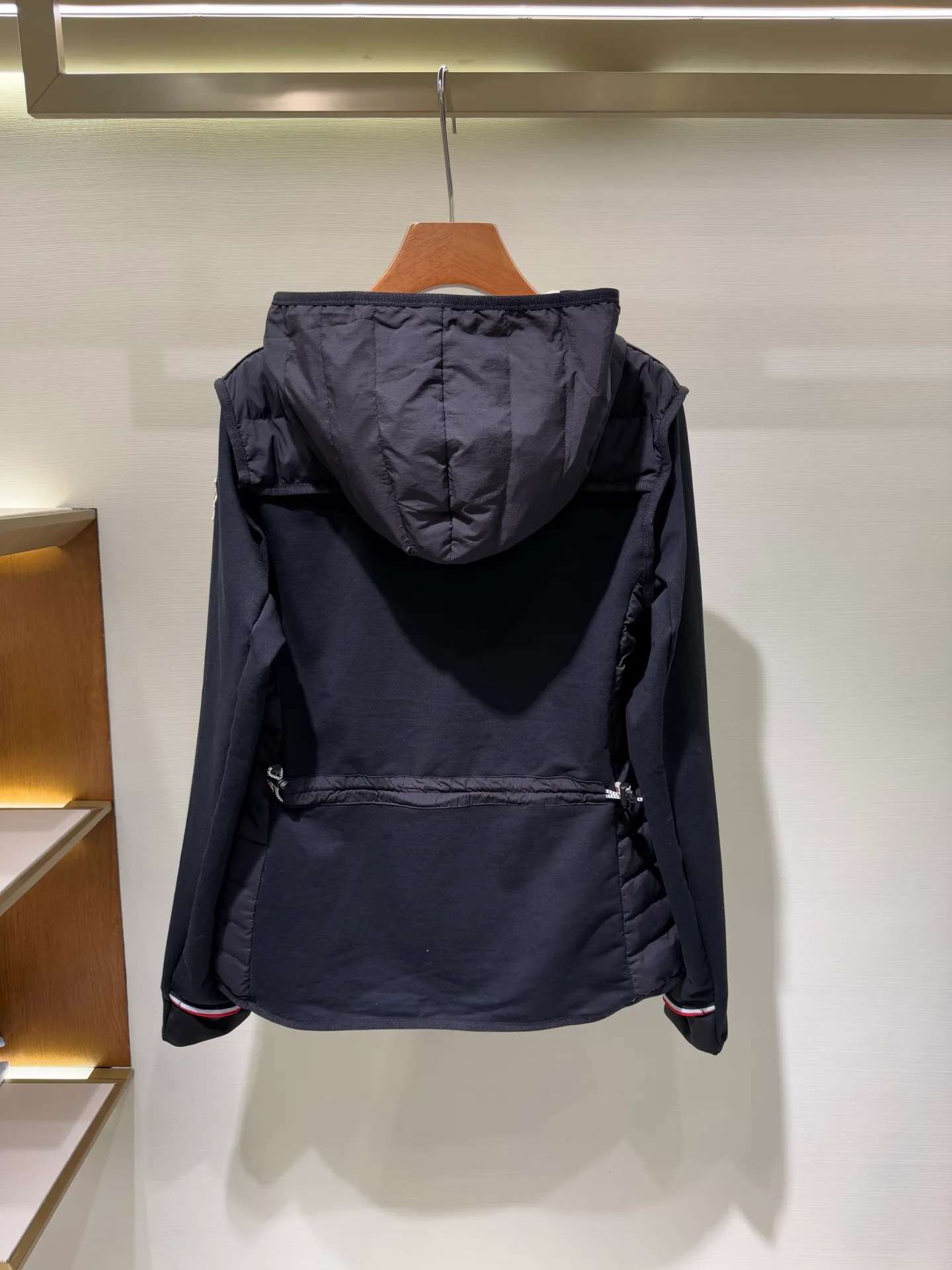 P1120 Moncler Mouth Grenoble Series Women's Outdoor Sports Down Jacket This padded sweatshirt is suitable for wearing as an inner layer under a protective jacket to add warmth and protection. Made from stretch fleece, it has a zippered design and is filled with down at the front. The front and collar are made of nylonlaque, a lightweight fabric with a functional surface finish.  Fabric: Made of classic fabrics and down filling, filling: 90 down goose down, polyester fiber lining Technology: high collar with snap buttons, functional look zipper closure, functional look zipper pocket, elastic knitted wristband, embellished with three-color trim (supports NFC function) Color: off-white black Size: 1 2 3 4 4445070