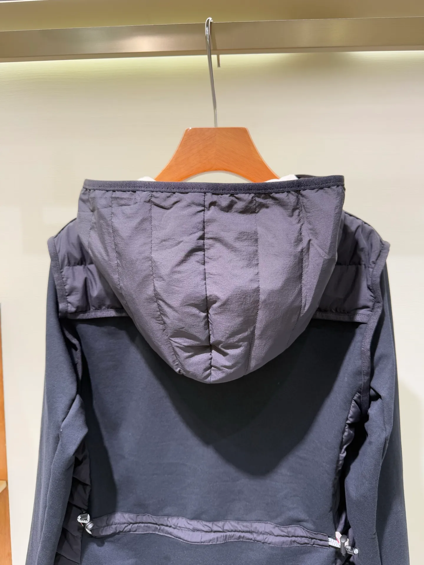P1120 Moncler Mouth Grenoble Series Women's Outdoor Sports Down Jacket This padded sweatshirt is suitable for wearing as an inner layer under a protective jacket to add warmth and protection. Made from stretch fleece, it has a zippered design and is filled with down at the front. The front and collar are made of nylonlaque, a lightweight fabric with a functional surface finish.  Fabric: Made of classic fabrics and down filling, filling: 90 down goose down, polyester fiber lining Technology: high collar with snap buttons, functional look zipper closure, functional look zipper pocket, elastic knitted wristband, embellished with three-color trim (supports NFC function) Color: off-white black Size: 1 2 3 4 4445070