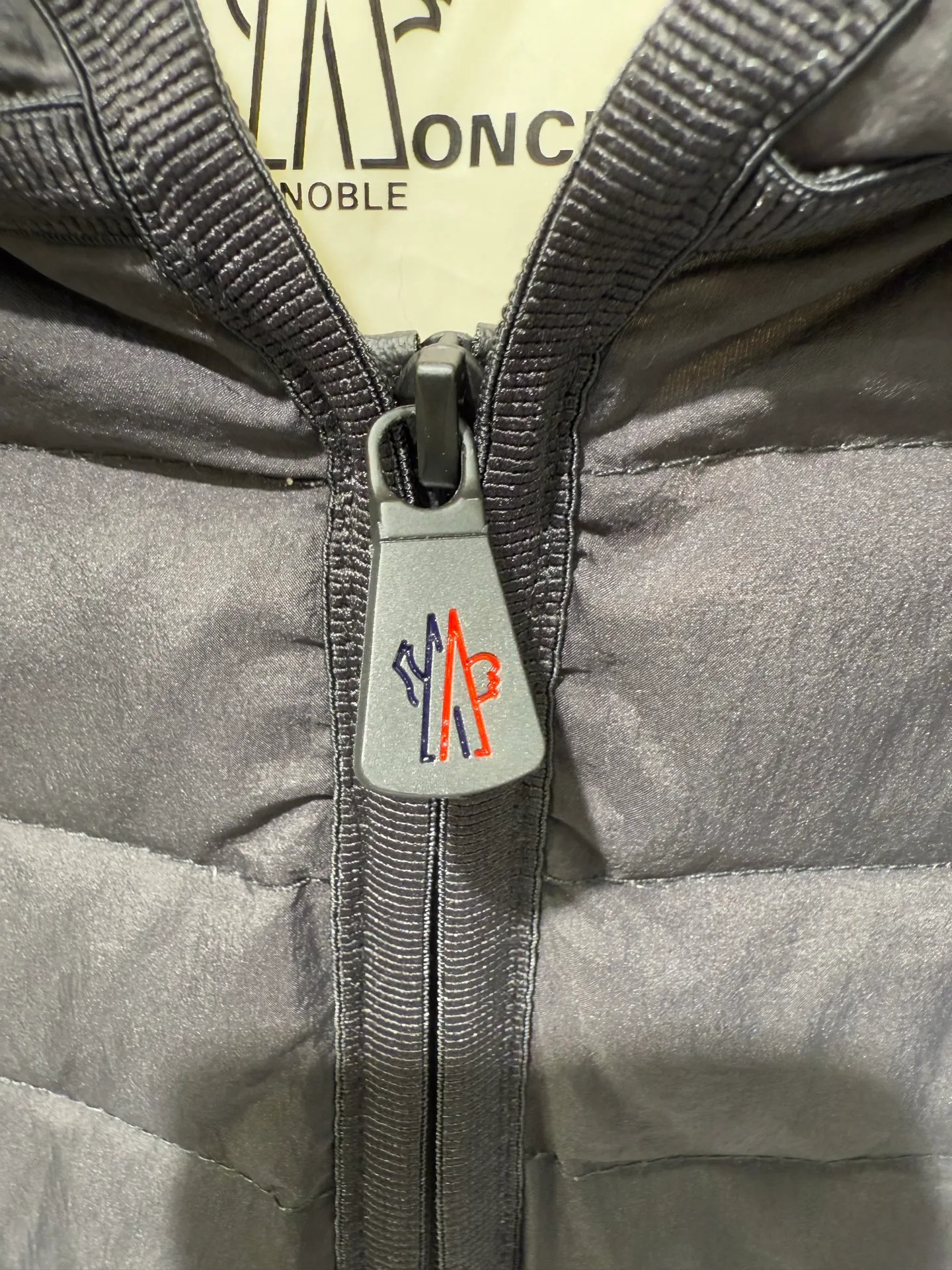 P1120 Moncler Mouth Grenoble Series Women's Outdoor Sports Down Jacket This padded sweatshirt is suitable for wearing as an inner layer under a protective jacket to add warmth and protection. Made from stretch fleece, it has a zippered design and is filled with down at the front. The front and collar are made of nylonlaque, a lightweight fabric with a functional surface finish.  Fabric: Made of classic fabrics and down filling, filling: 90 down goose down, polyester fiber lining Technology: high collar with snap buttons, functional look zipper closure, functional look zipper pocket, elastic knitted wristband, embellished with three-color trim (supports NFC function) Color: off-white black Size: 1 2 3 4 4445070